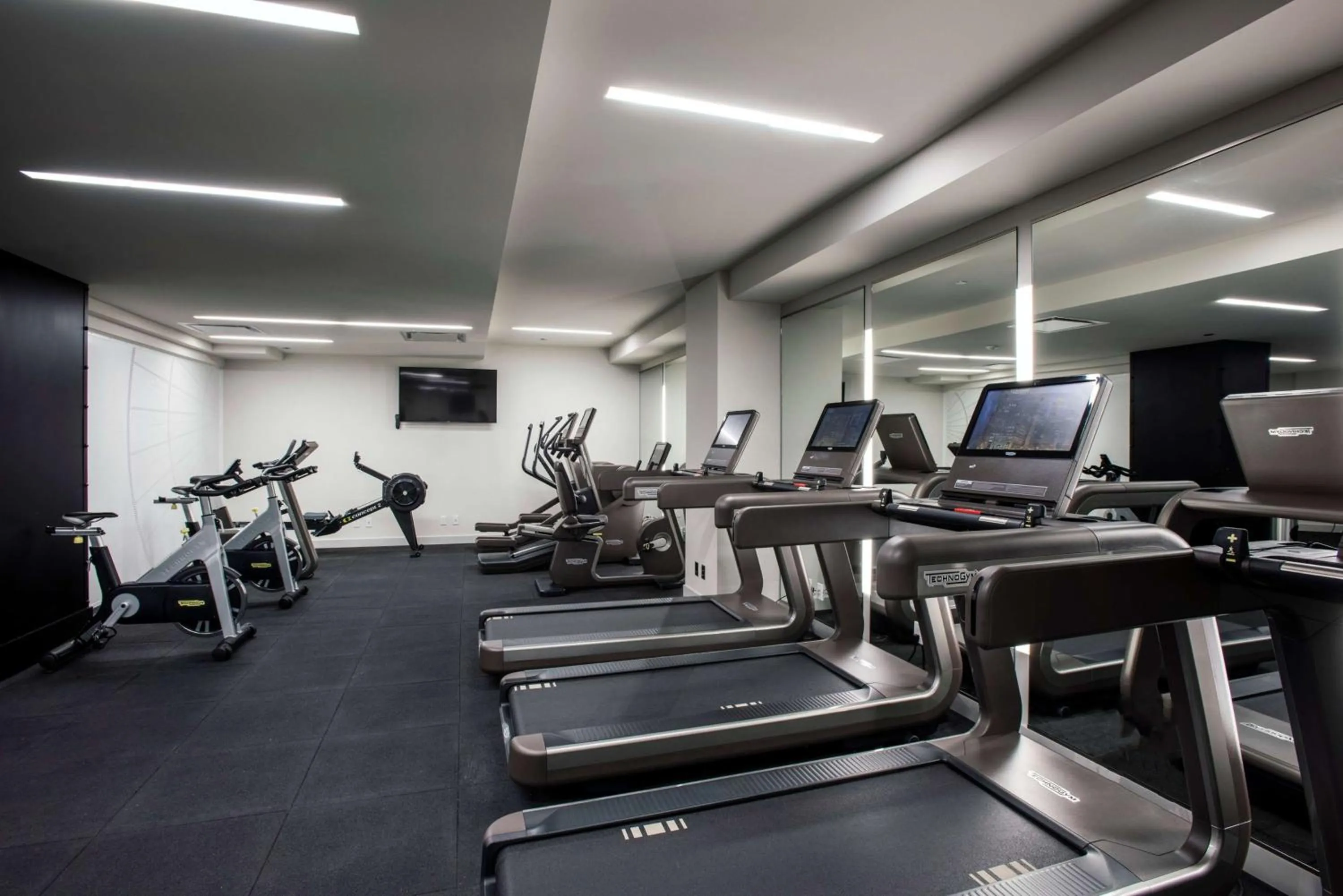 Fitness centre/facilities in LondonHouse Chicago, Curio Collection by Hilton
