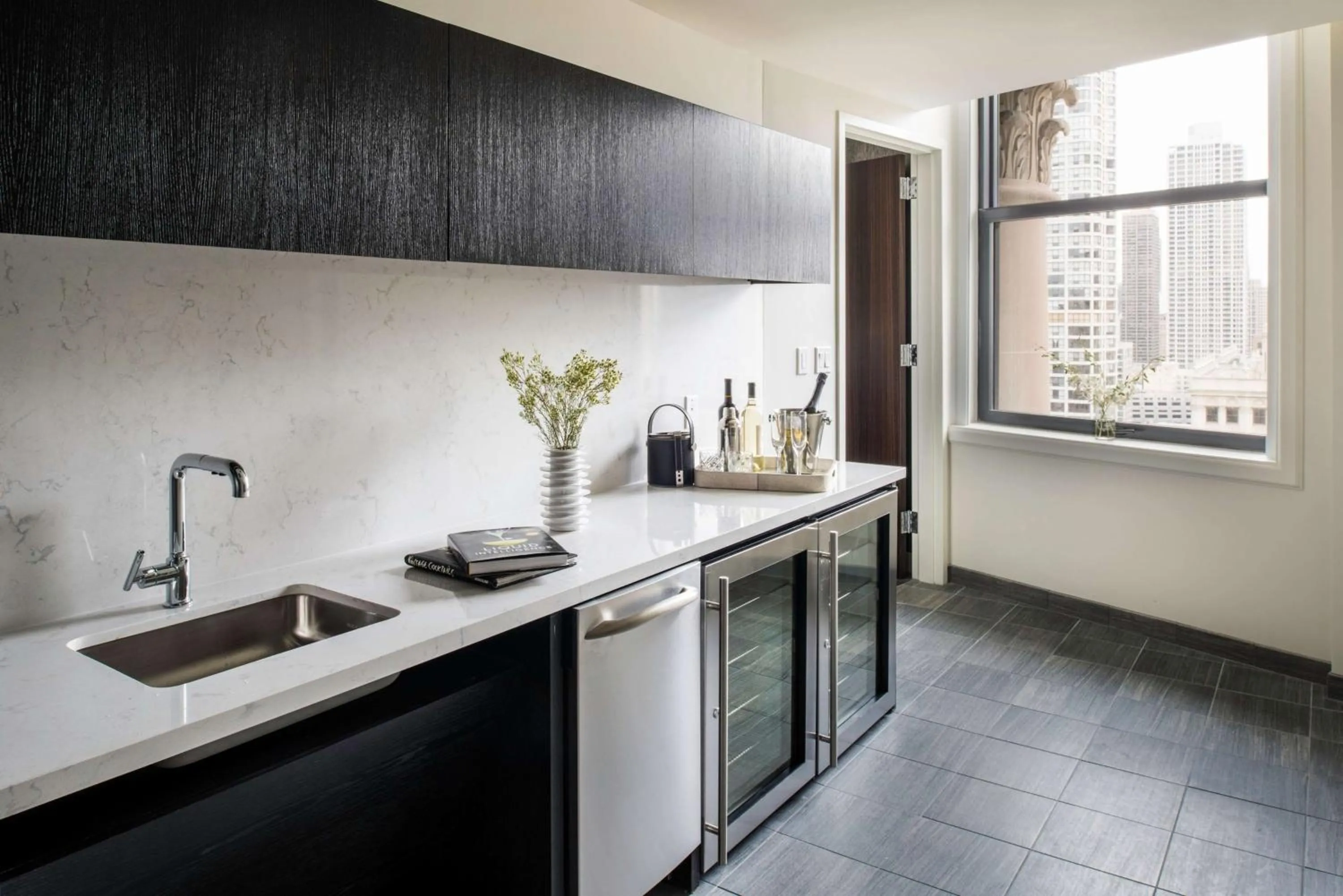 Kitchen or kitchenette in LondonHouse Chicago, Curio Collection by Hilton