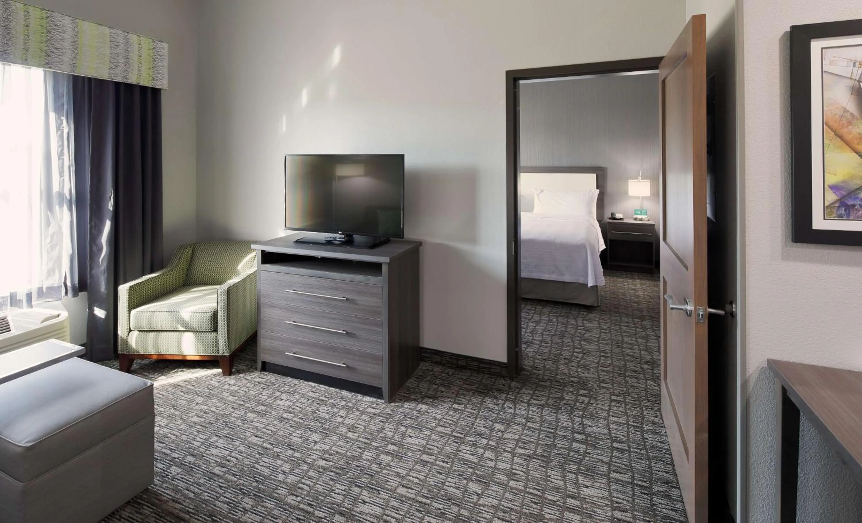 Living room, Bed in Homewood Suites By Hilton Topeka