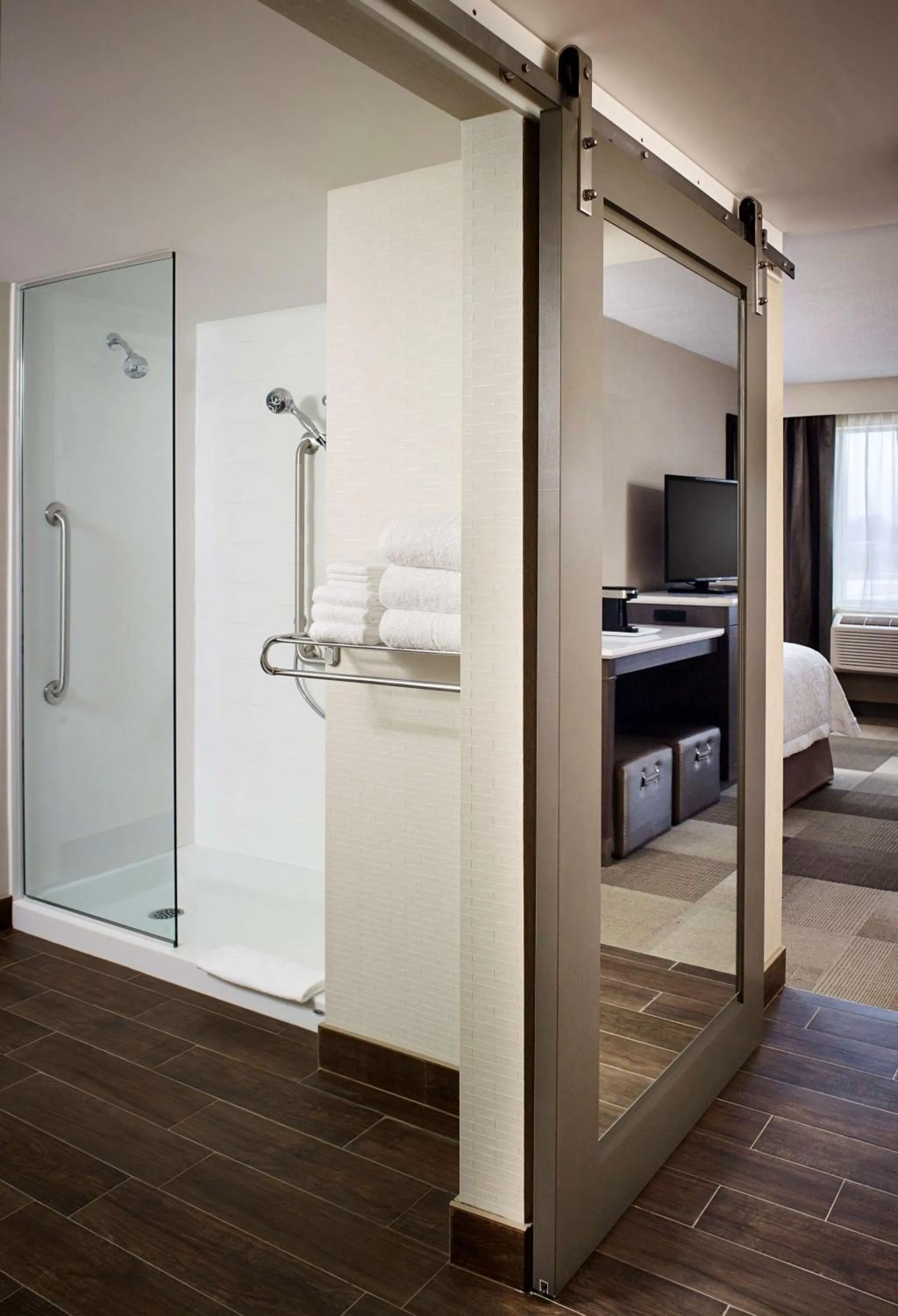 Bathroom, Bed in Hampton Inn by Hilton Sarnia/Point Edward