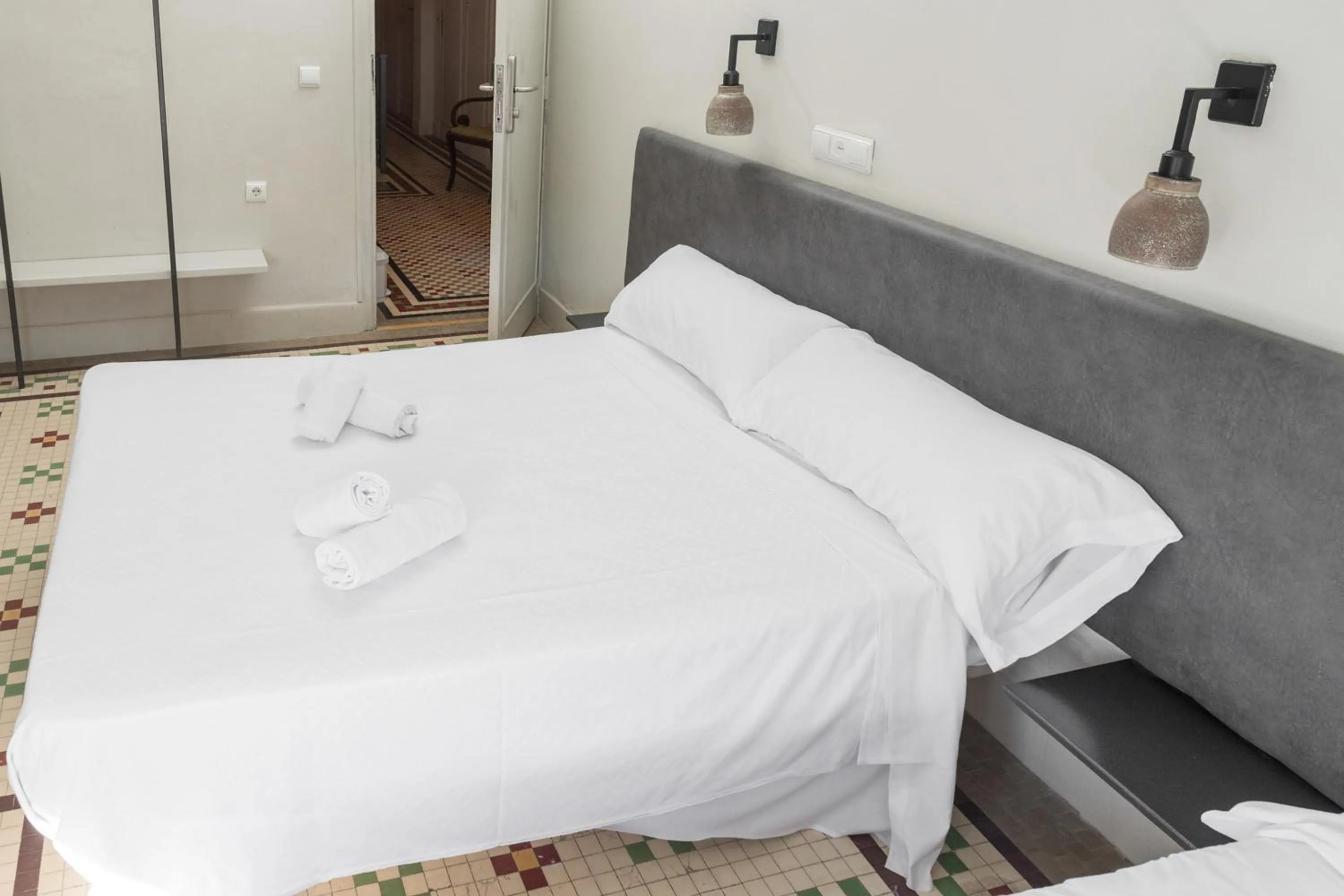 Photo of the whole room, Bed in NWT Central Station Valencia