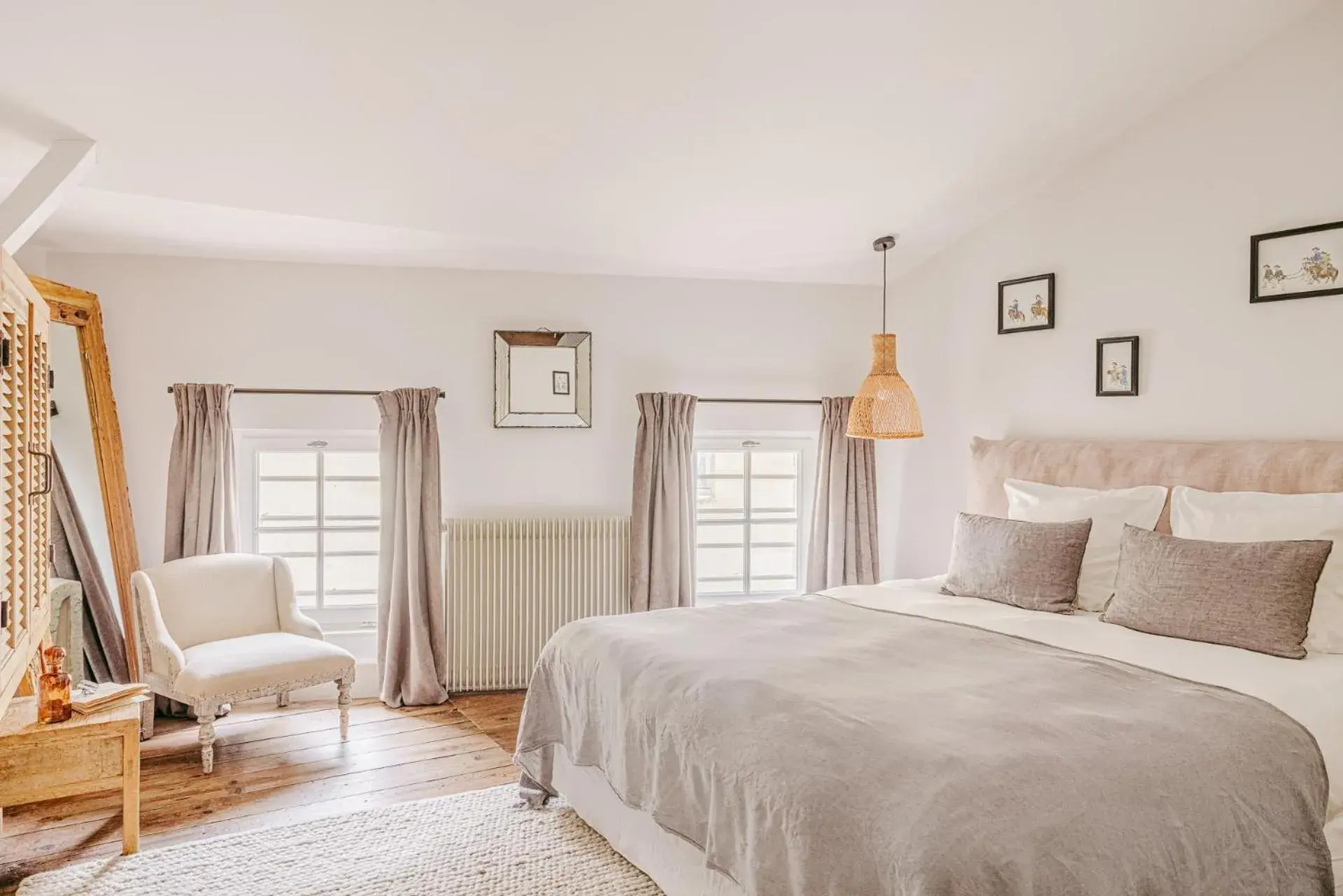 Deluxe Double Room 1945 in Logis de la Cadène Deluxe Double Room 1945 in Logis de la Cadène