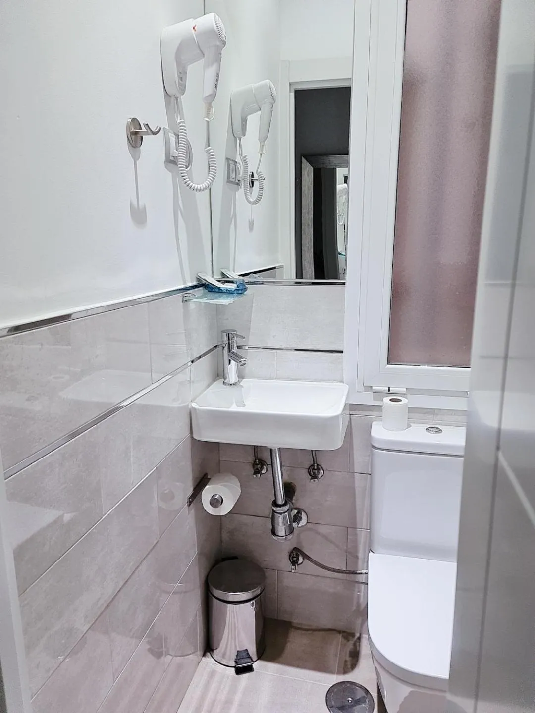 Shower in Hostal Met Madrid