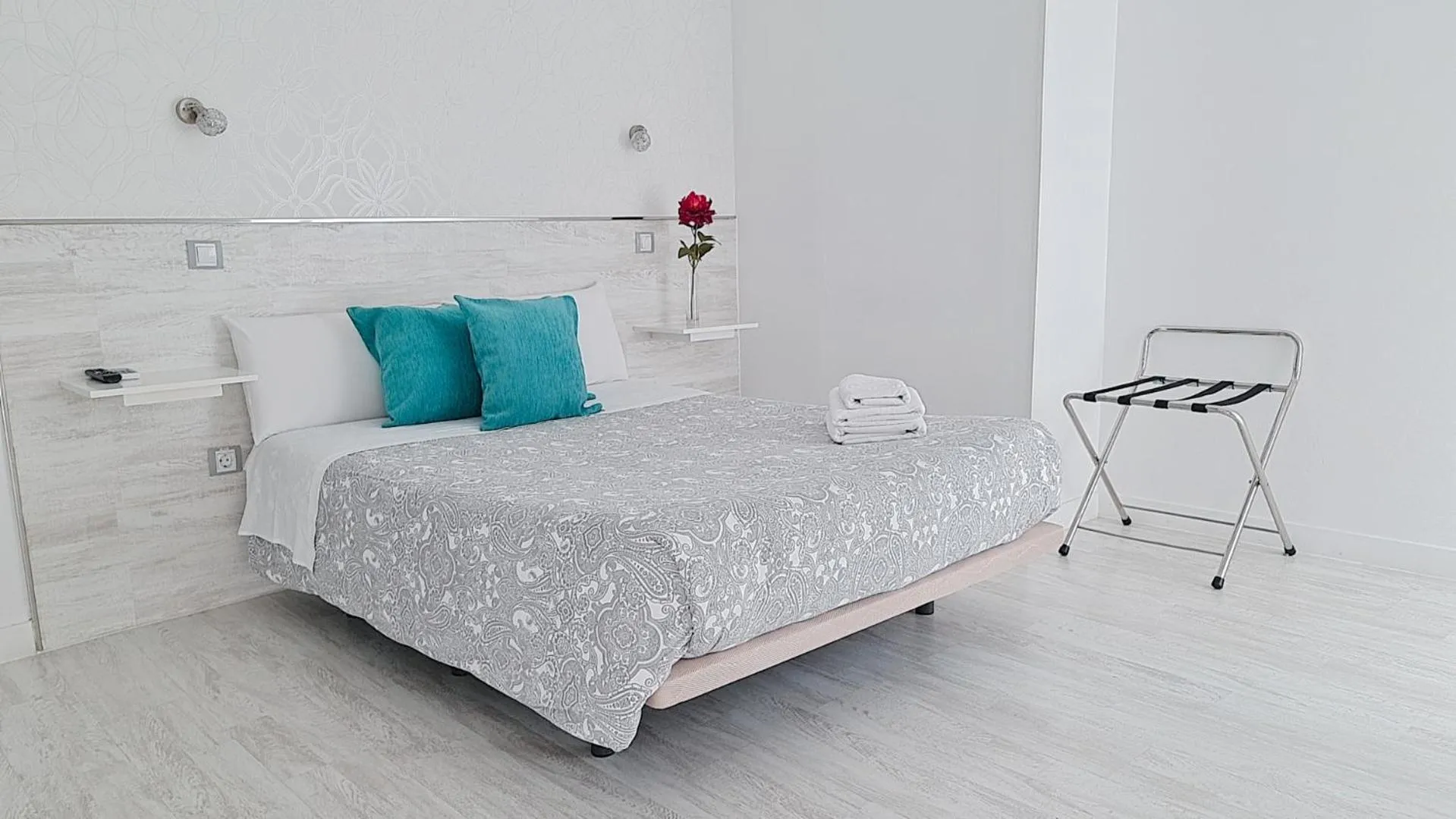 Bed in Hostal Met Madrid