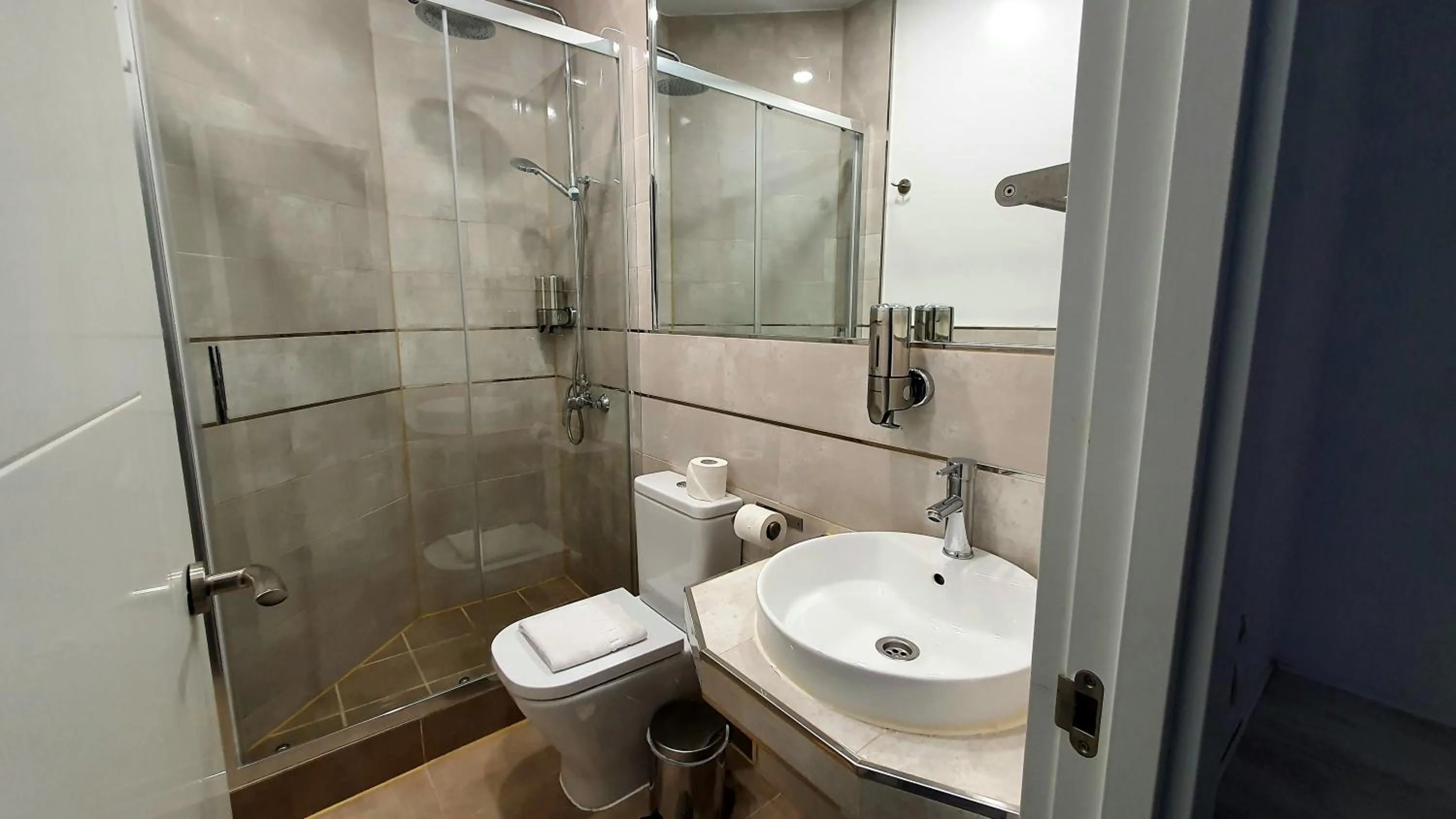 Shower in Hostal Met Madrid