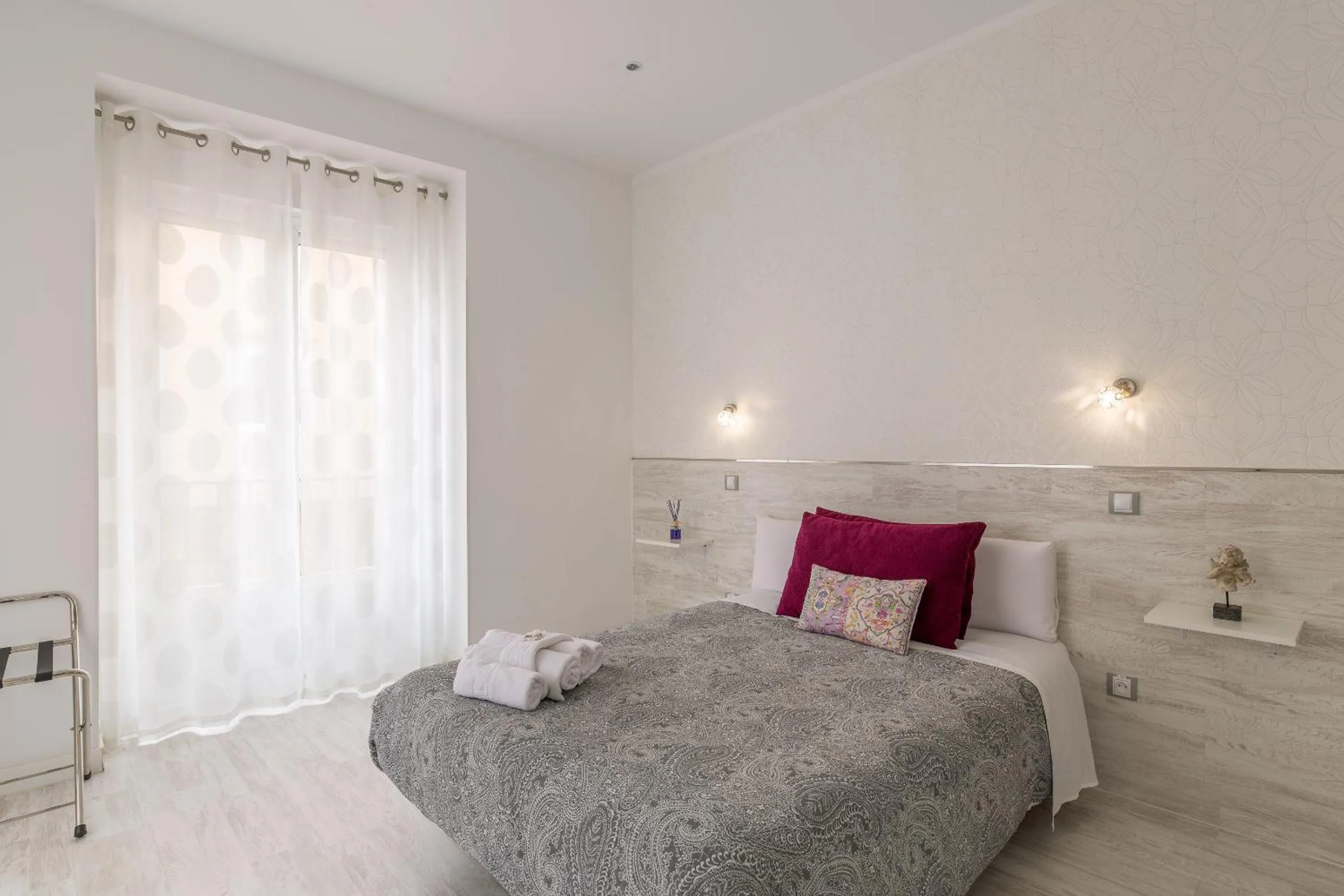 Bedroom, Bed in Hostal Met Madrid