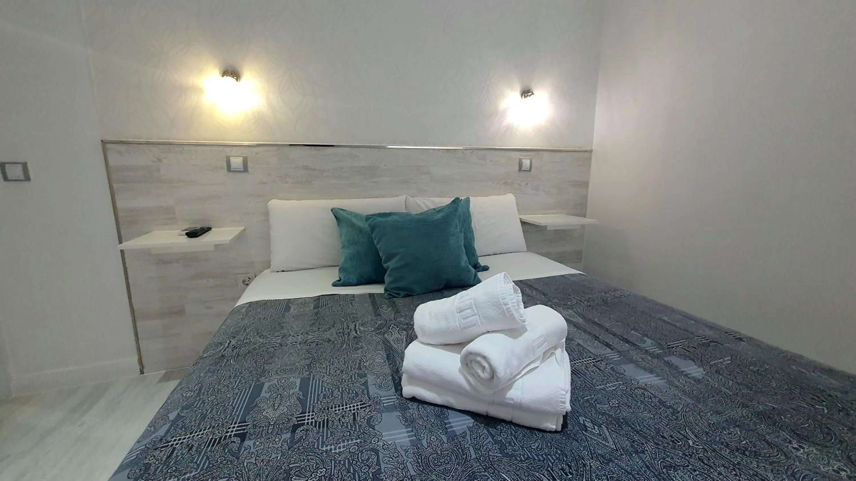 Bed in Hostal Met Madrid