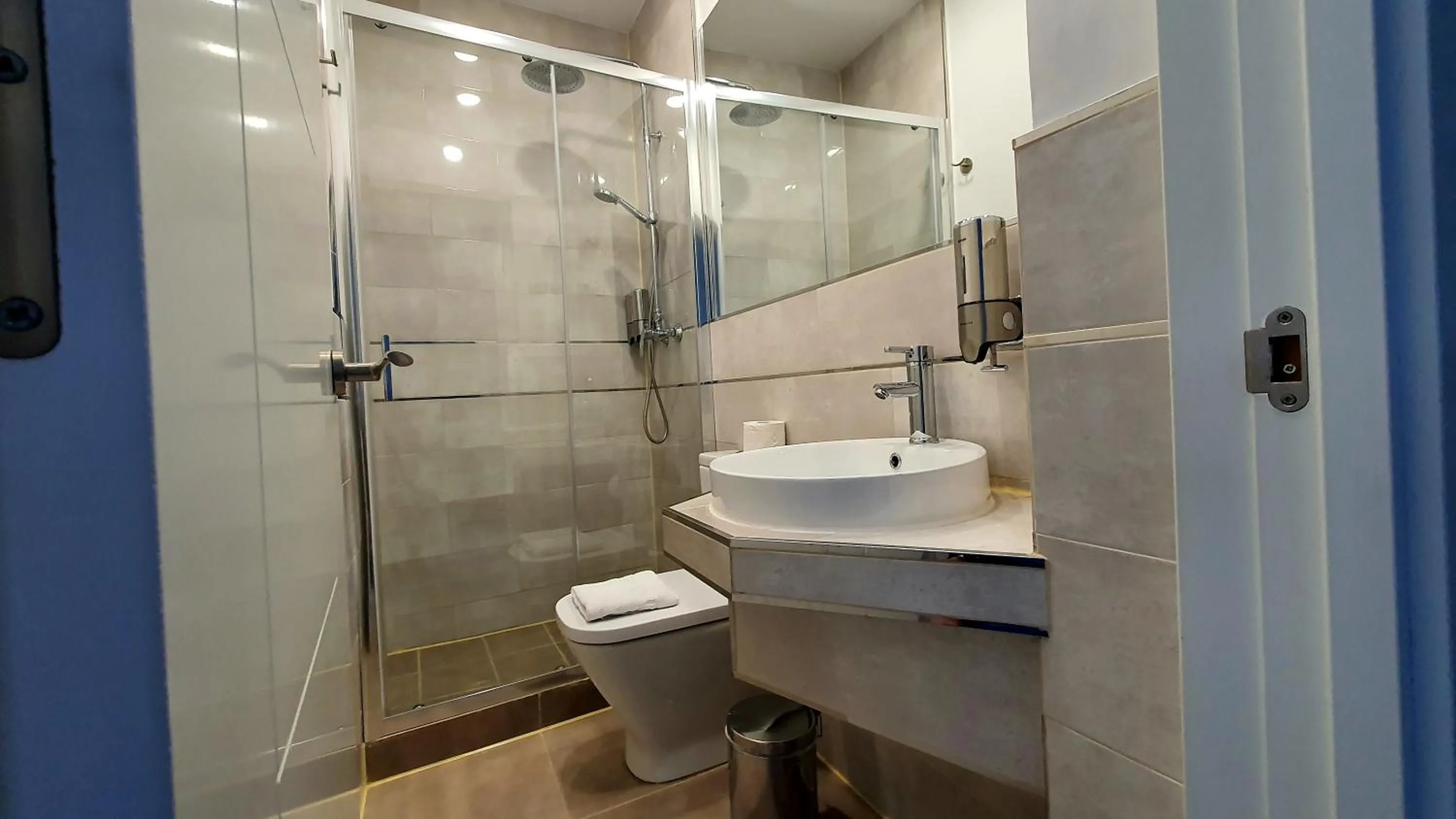 Shower in Hostal Met Madrid
