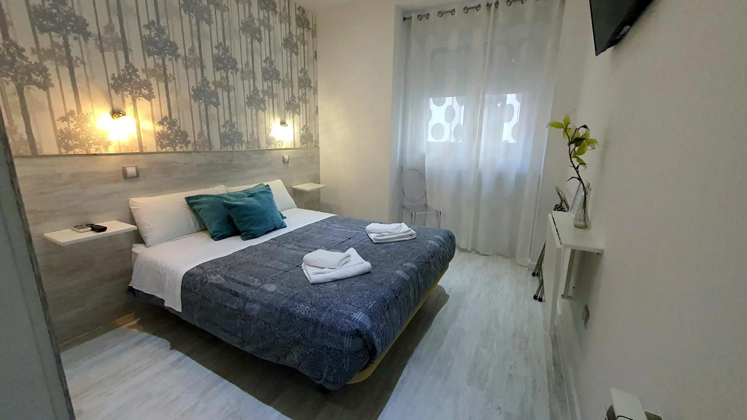 Bed in Hostal Met Madrid