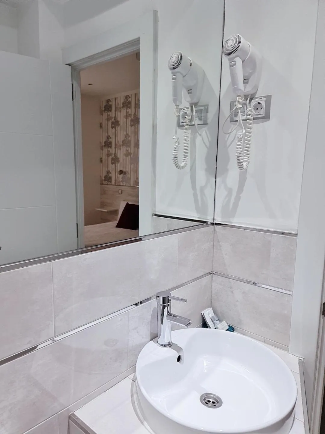 Shower in Hostal Met Madrid