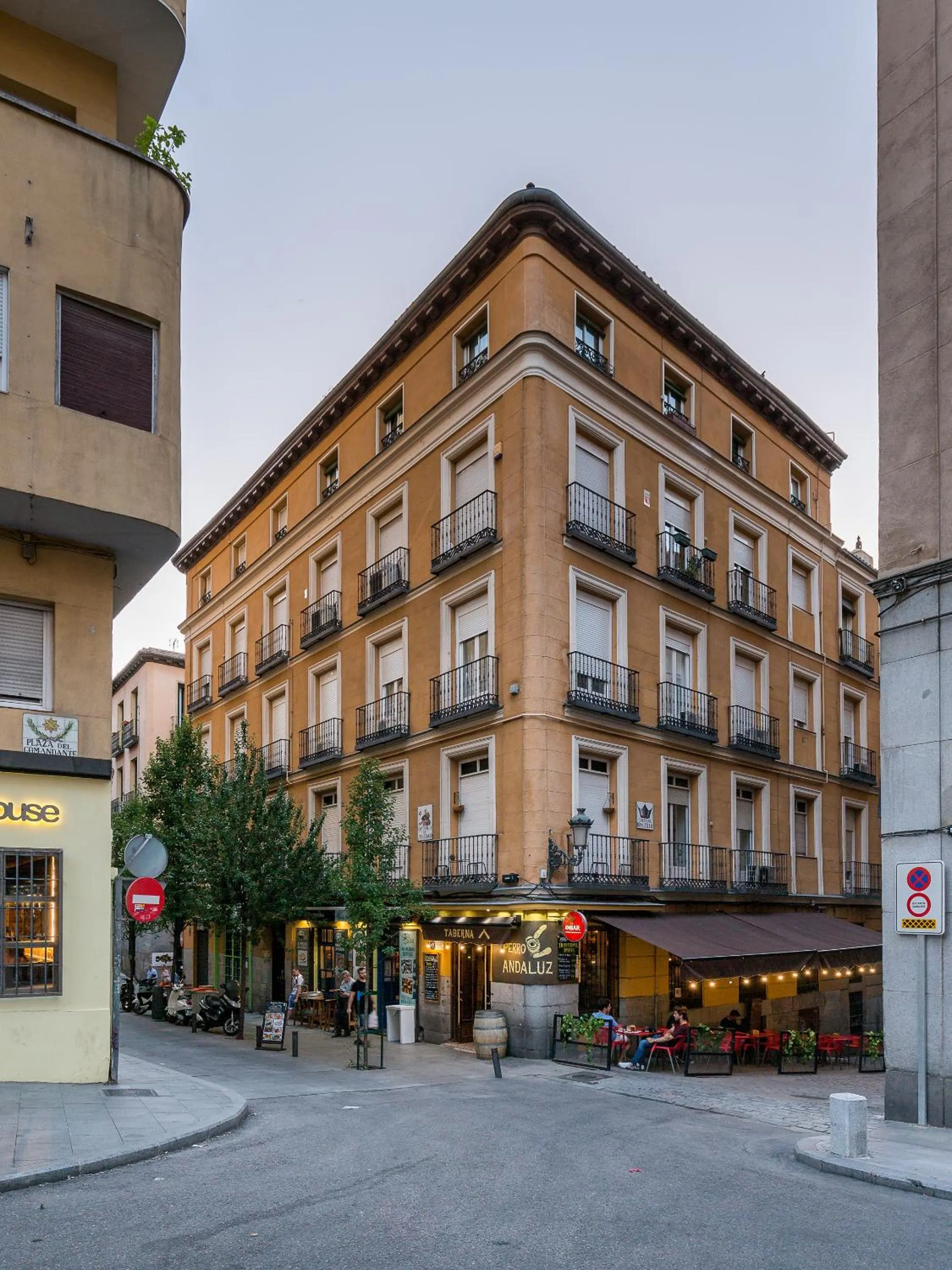 Property building in Hostal Met Madrid