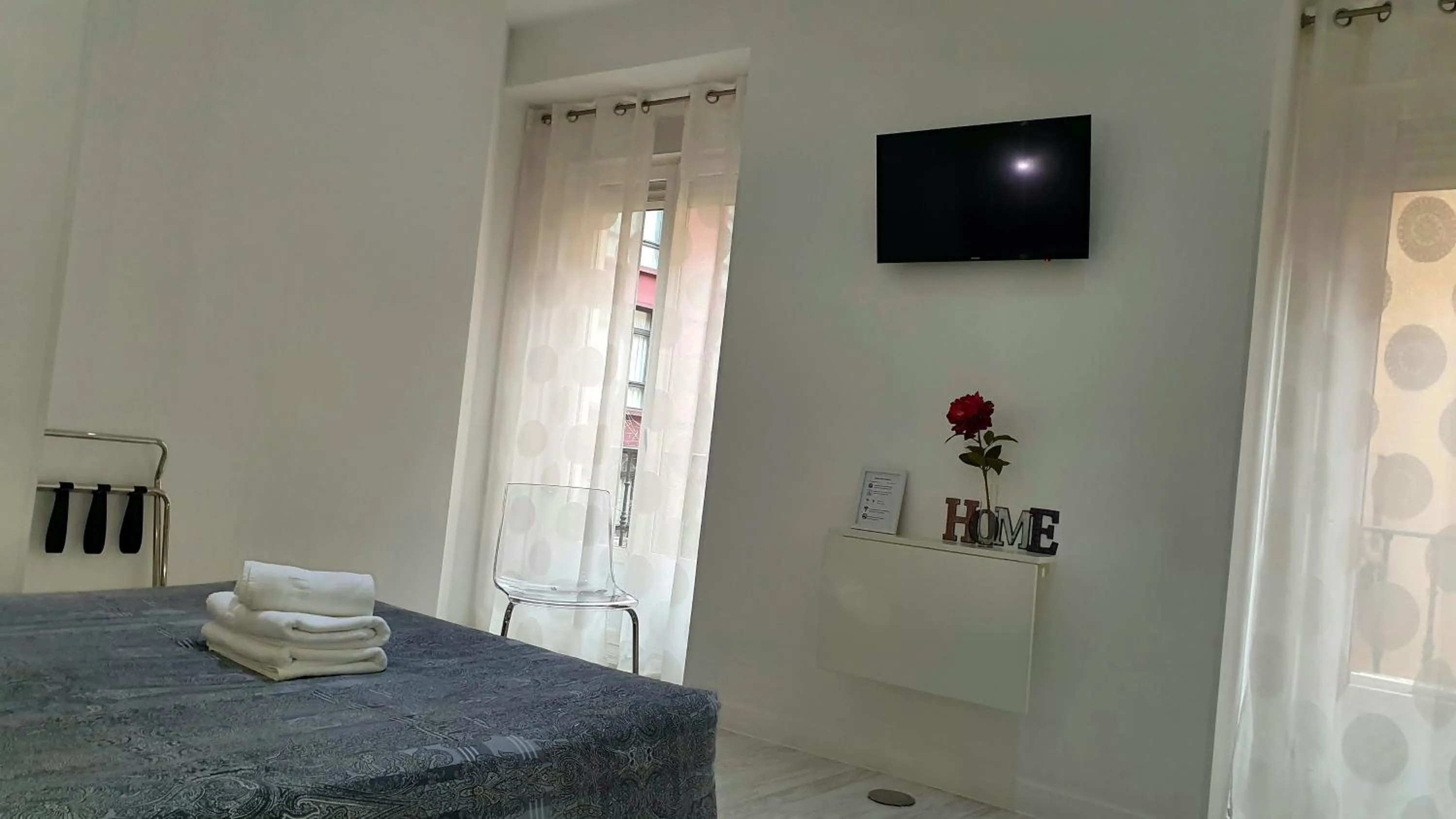 TV and multimedia, Bed in Hostal Met Madrid