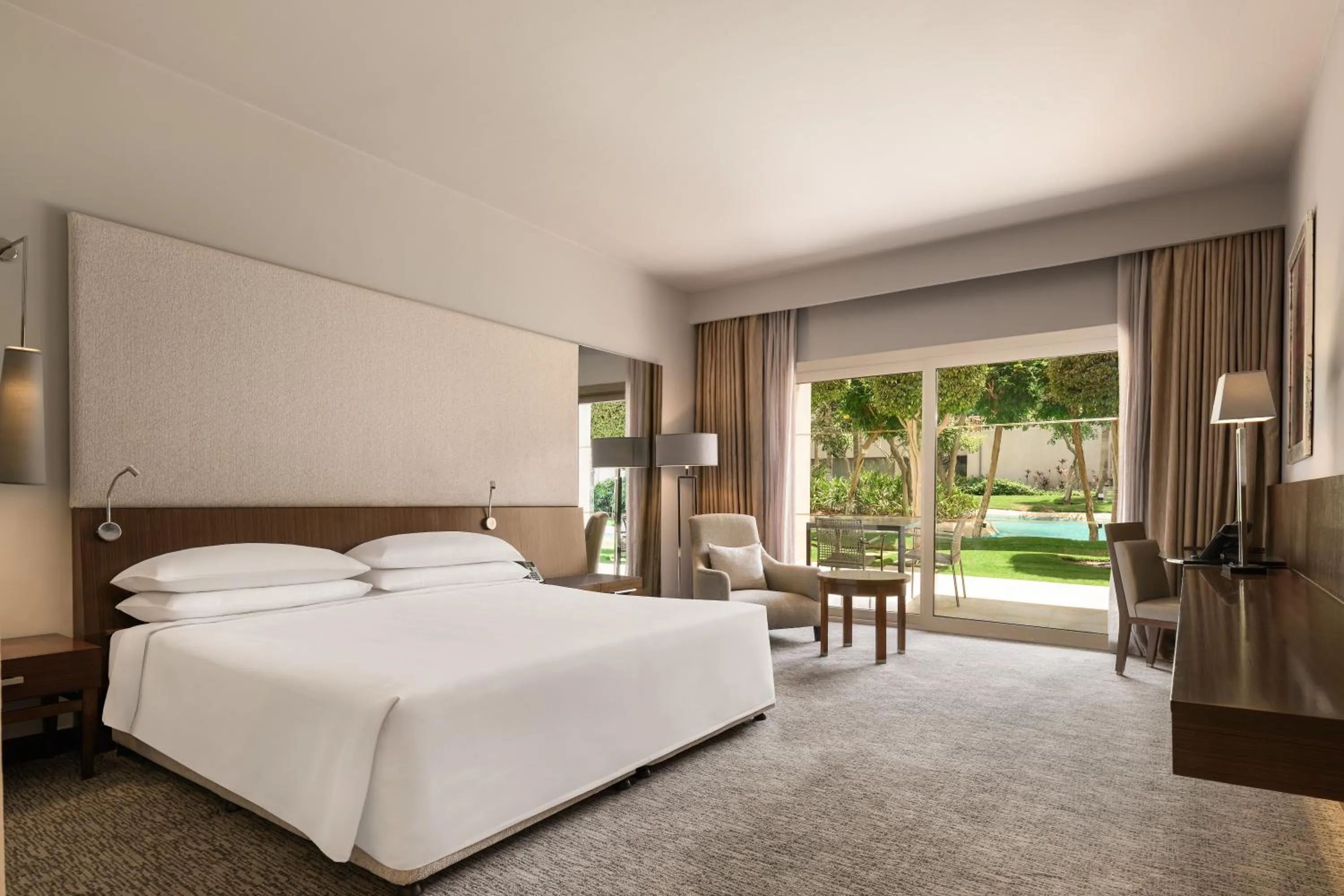 Bedroom, Bed in Dusit Thani LakeView Cairo