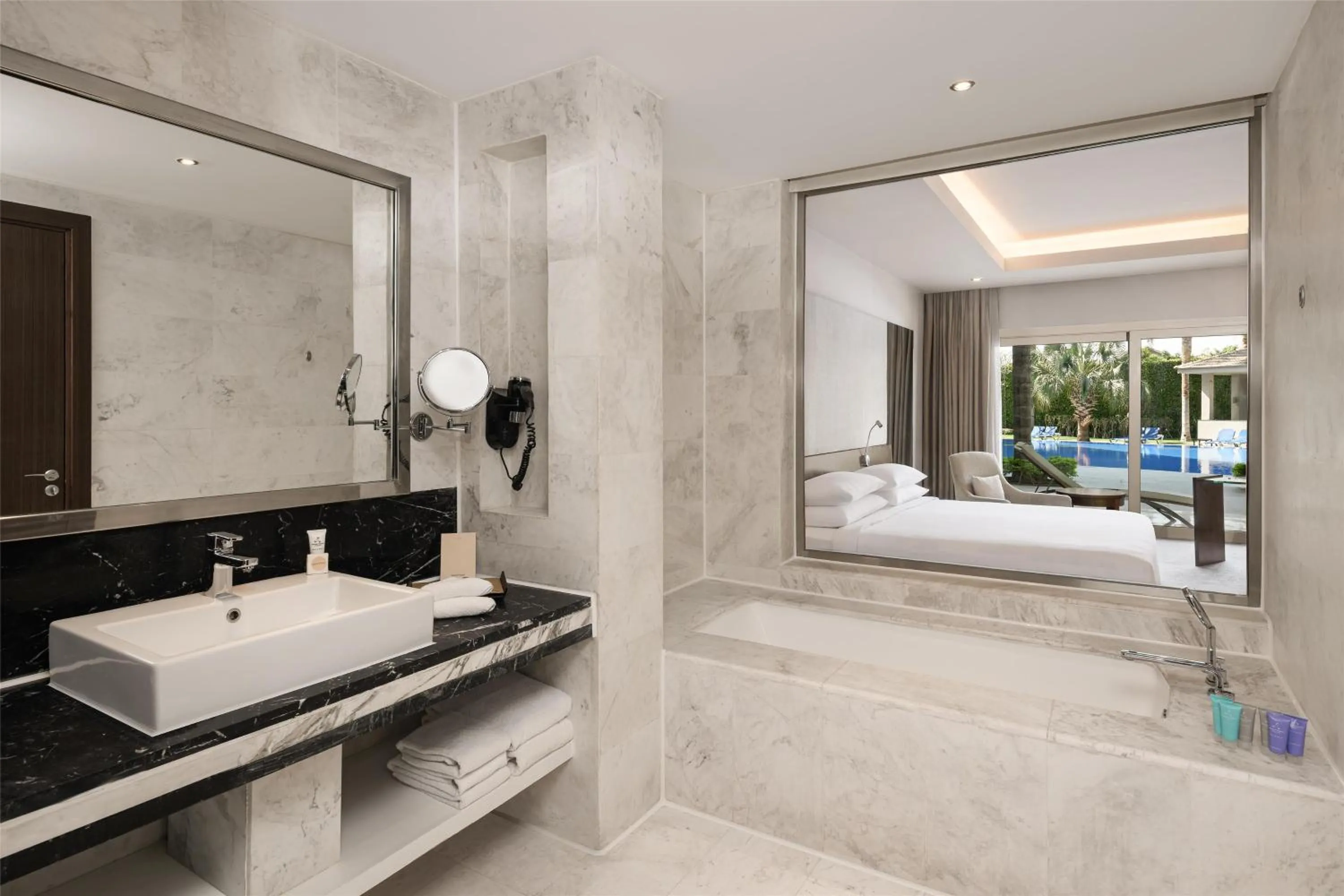 Bathroom, Bed in Dusit Thani LakeView Cairo