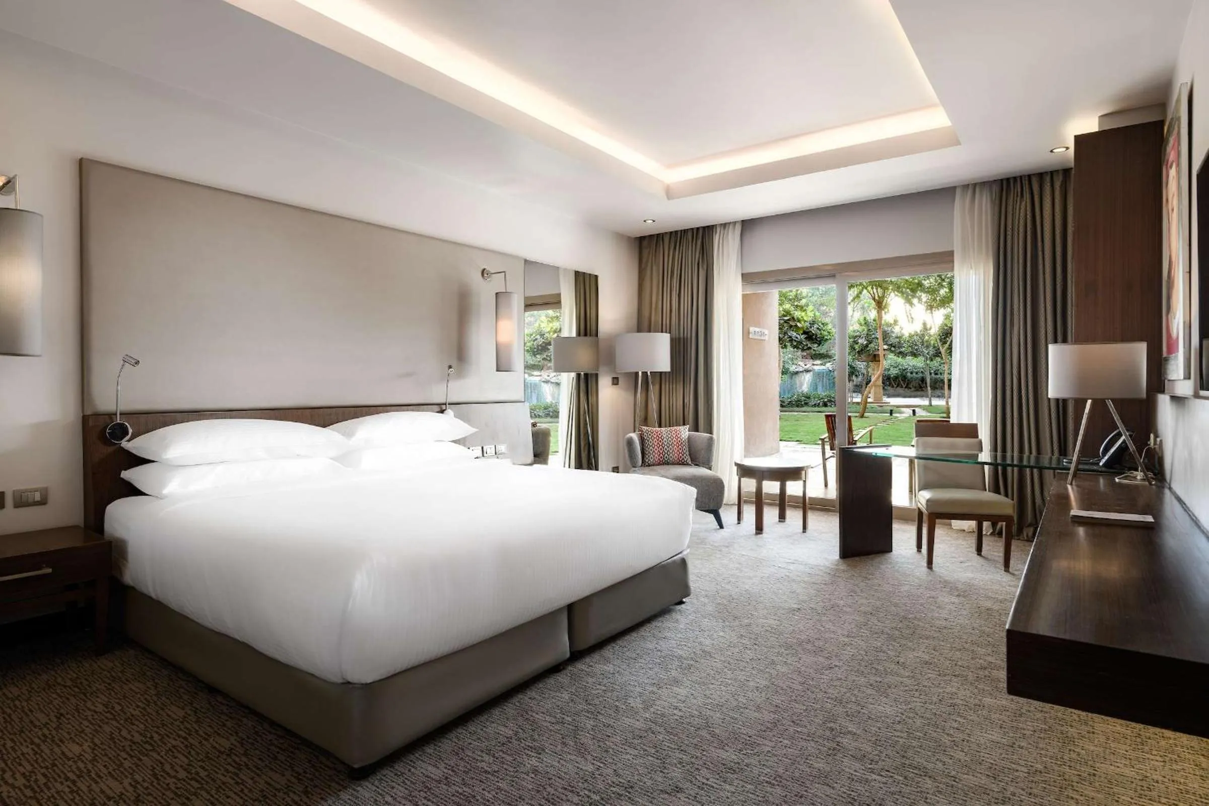 Bedroom, Bed in Dusit Thani LakeView Cairo