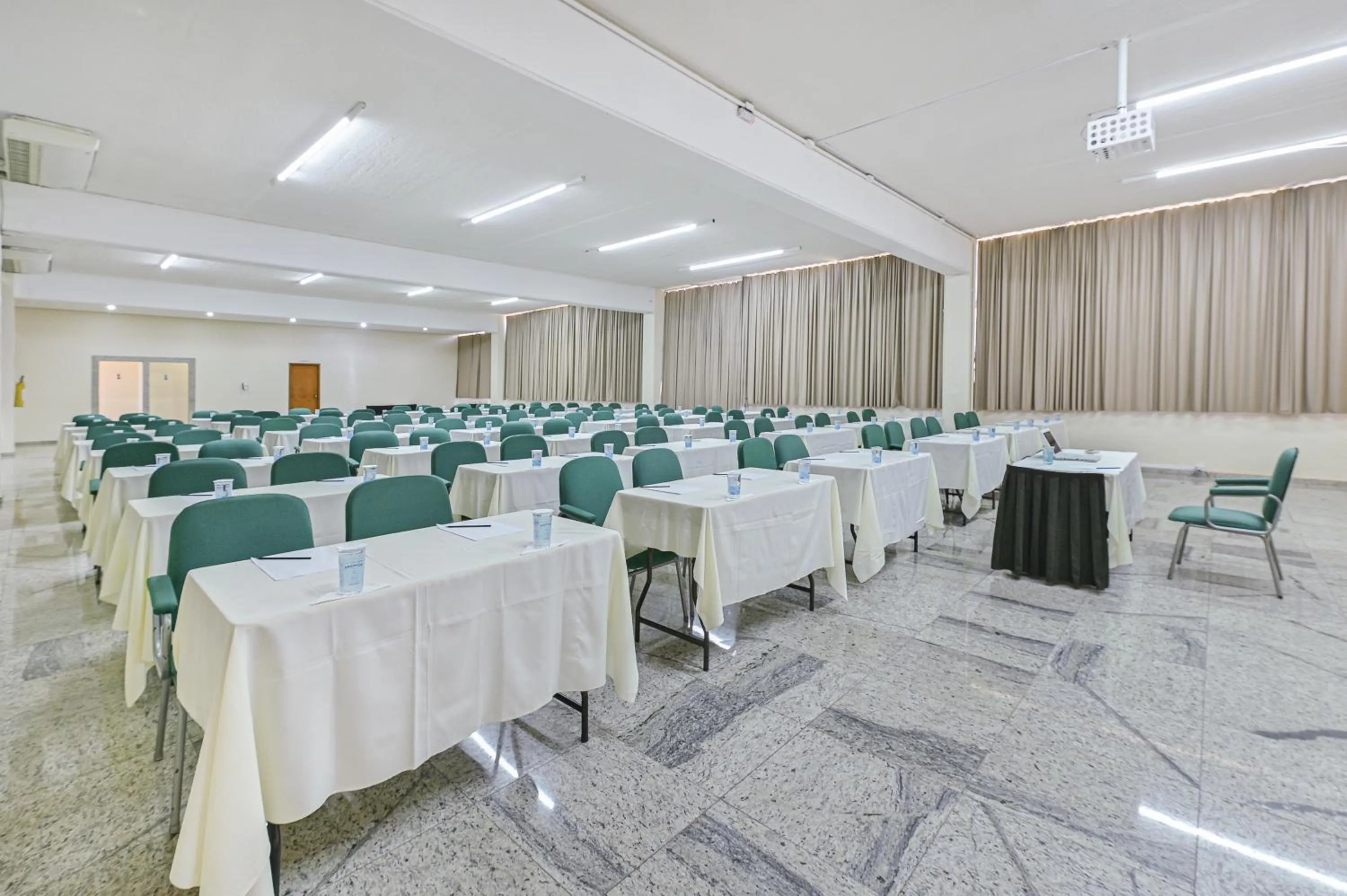 Meeting/conference room in Hotel Golden Park Campinas Viracopos By Nacional Inn