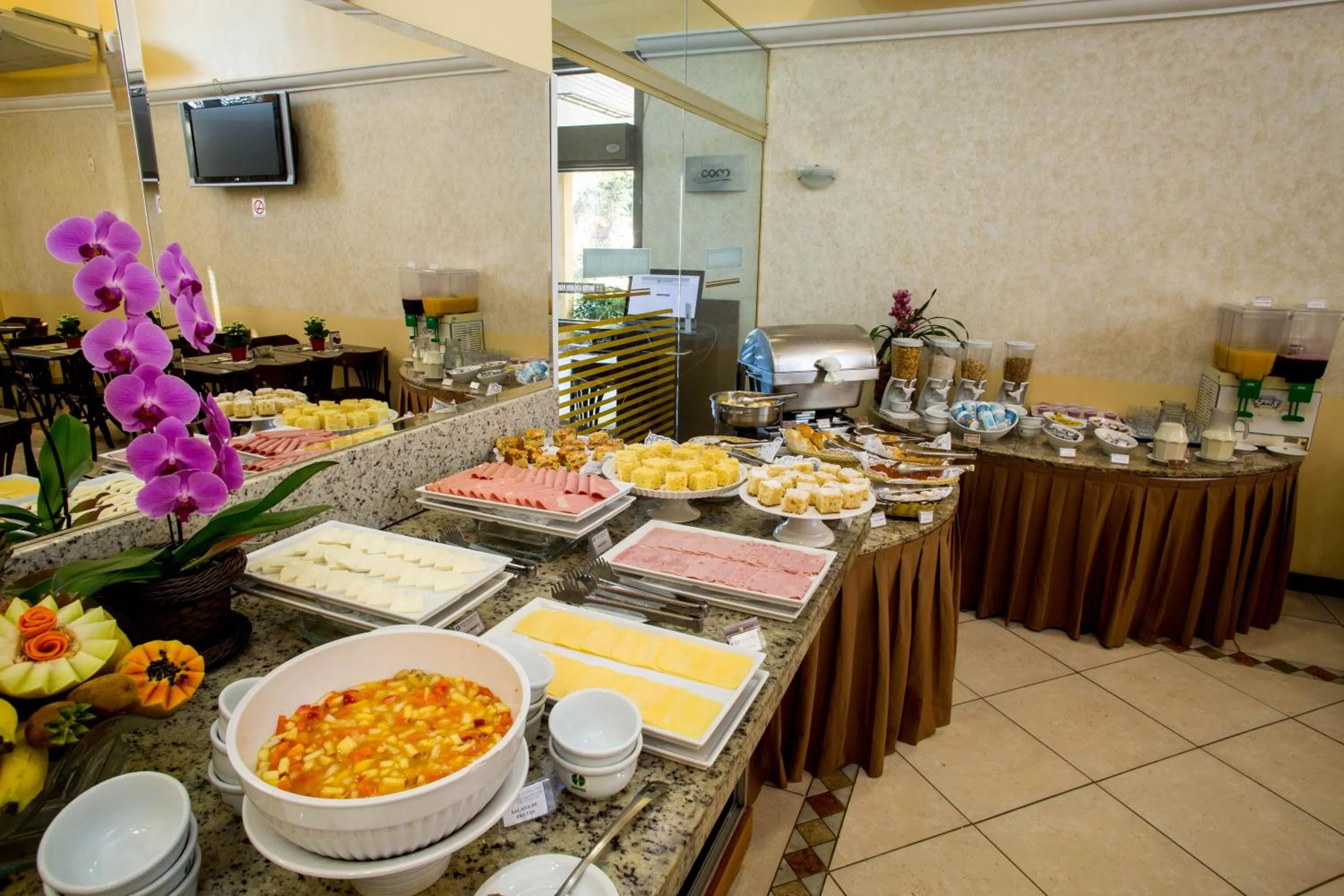 Buffet breakfast in Hotel Golden Park Campinas Viracopos By Nacional Inn