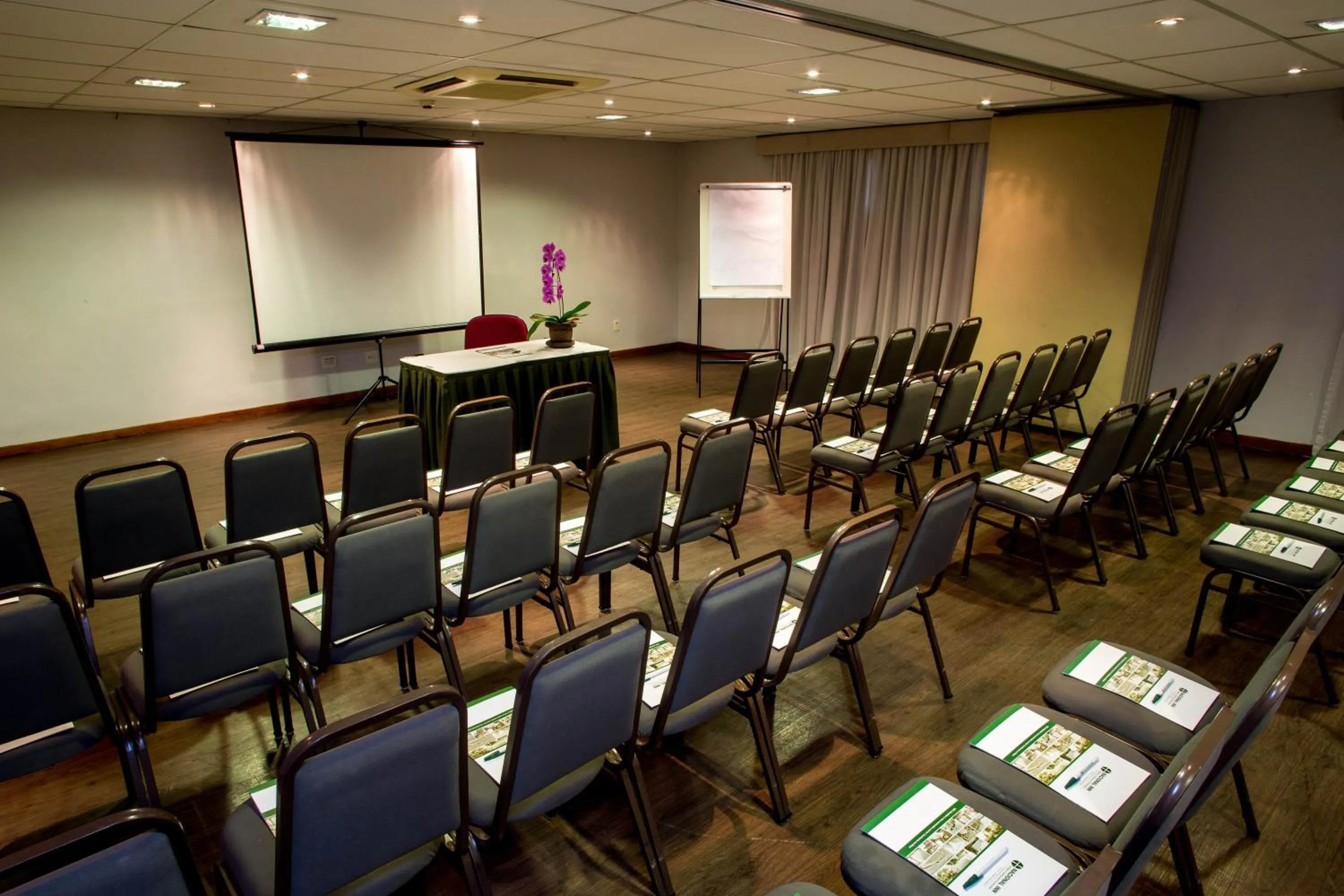 Meeting/conference room in Hotel Golden Park Campinas Viracopos By Nacional Inn