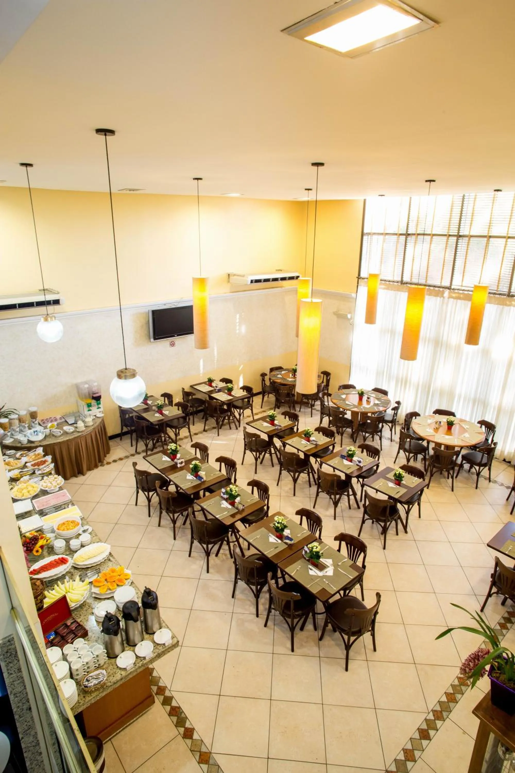 Buffet breakfast in Hotel Golden Park Campinas Viracopos By Nacional Inn