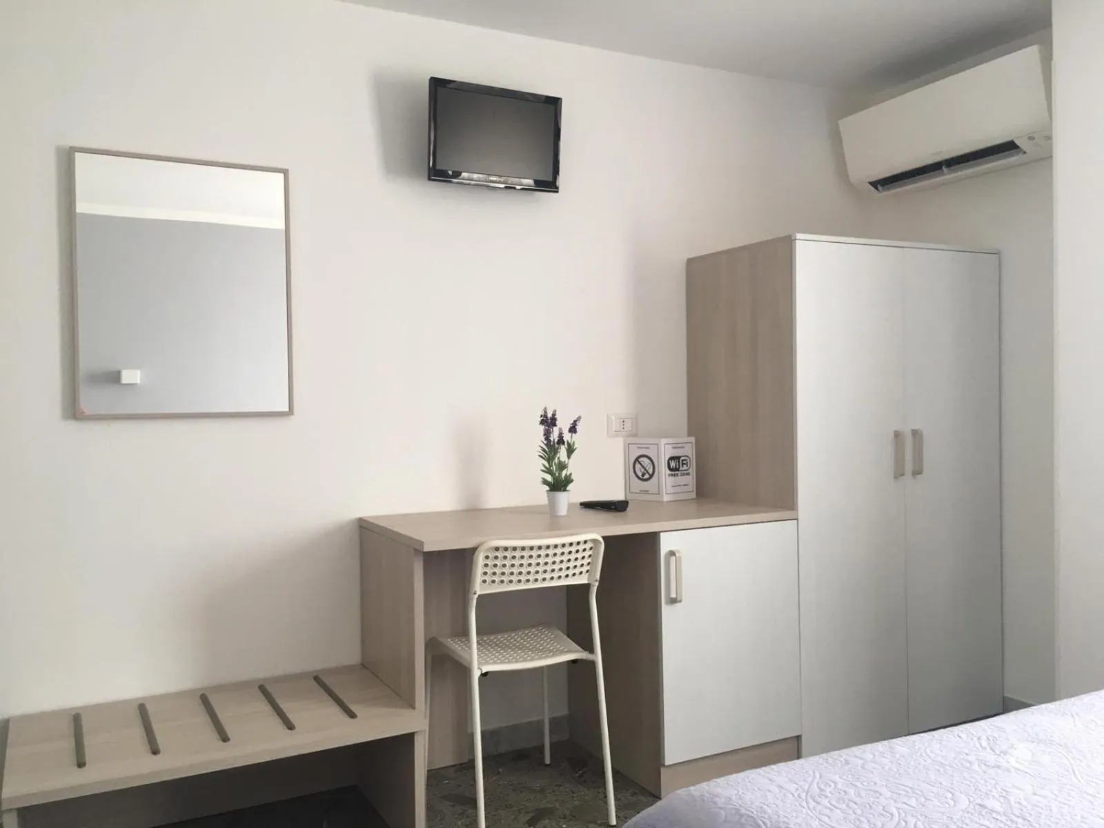 TV and multimedia, Bed in Piccolo Hotel Lamezia