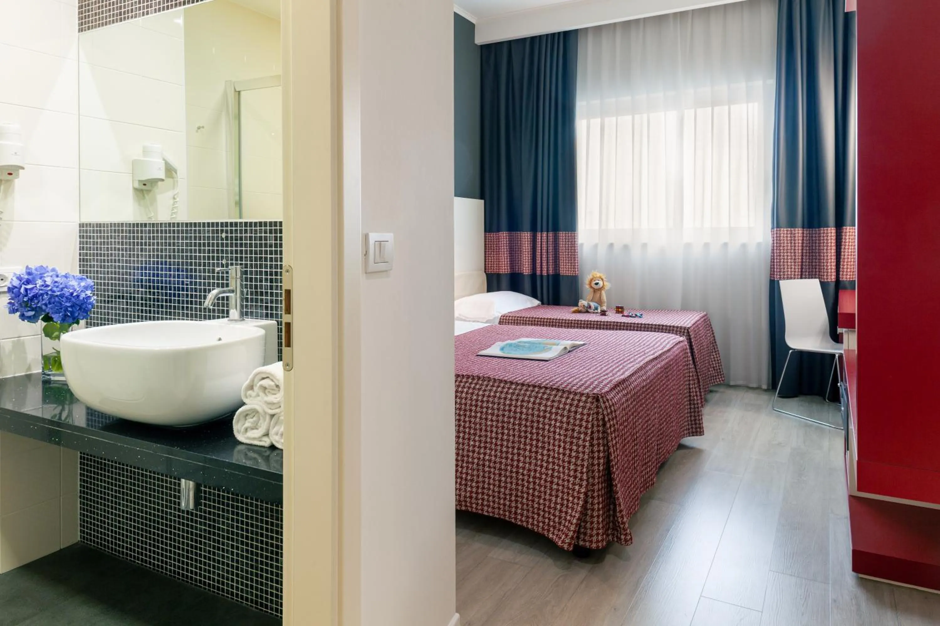 Photo of the whole room, Bed in MICHELINO 75 by the Sydney Hotel