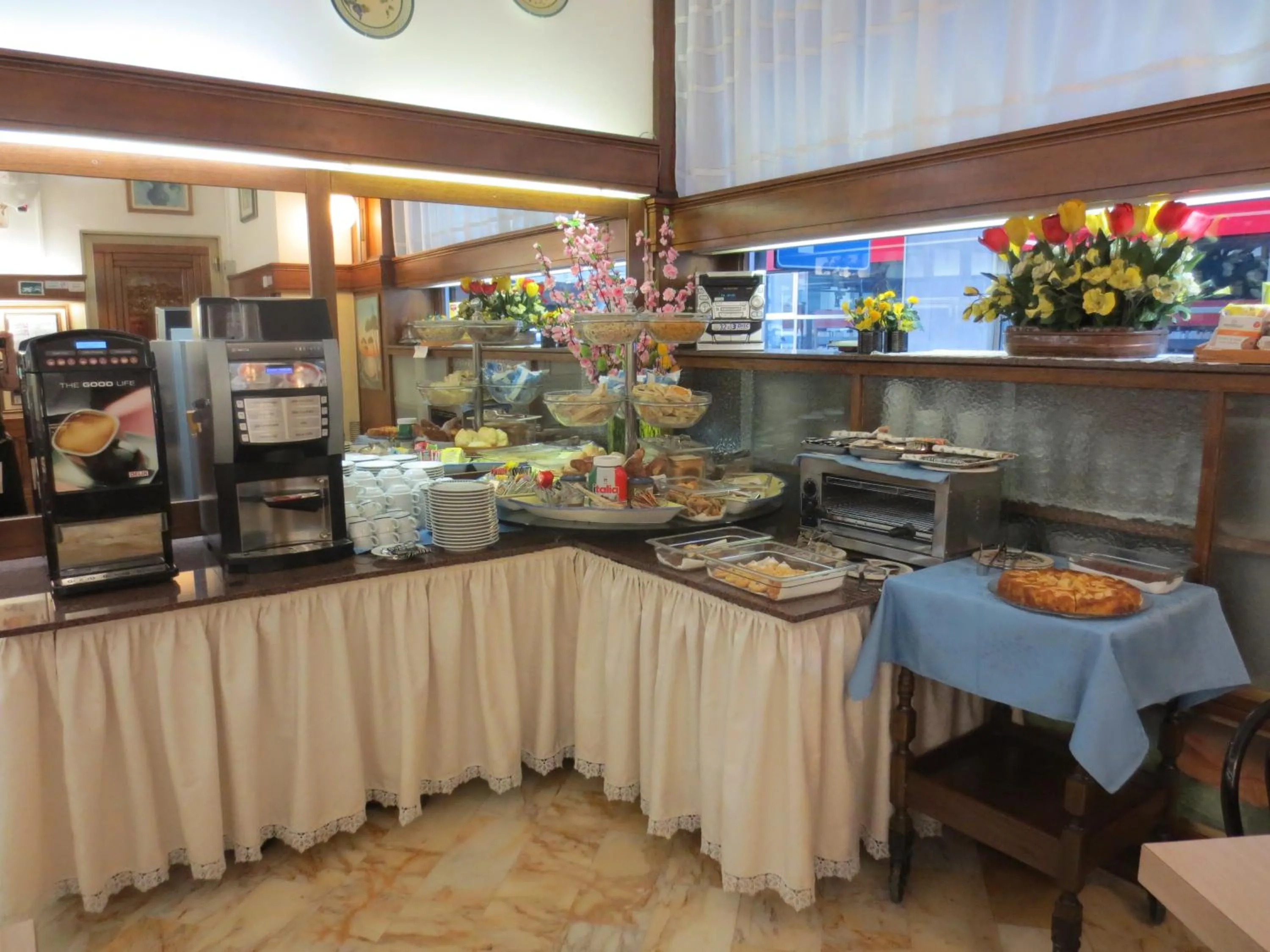 Restaurant/places to eat in Hotel Italia City Center