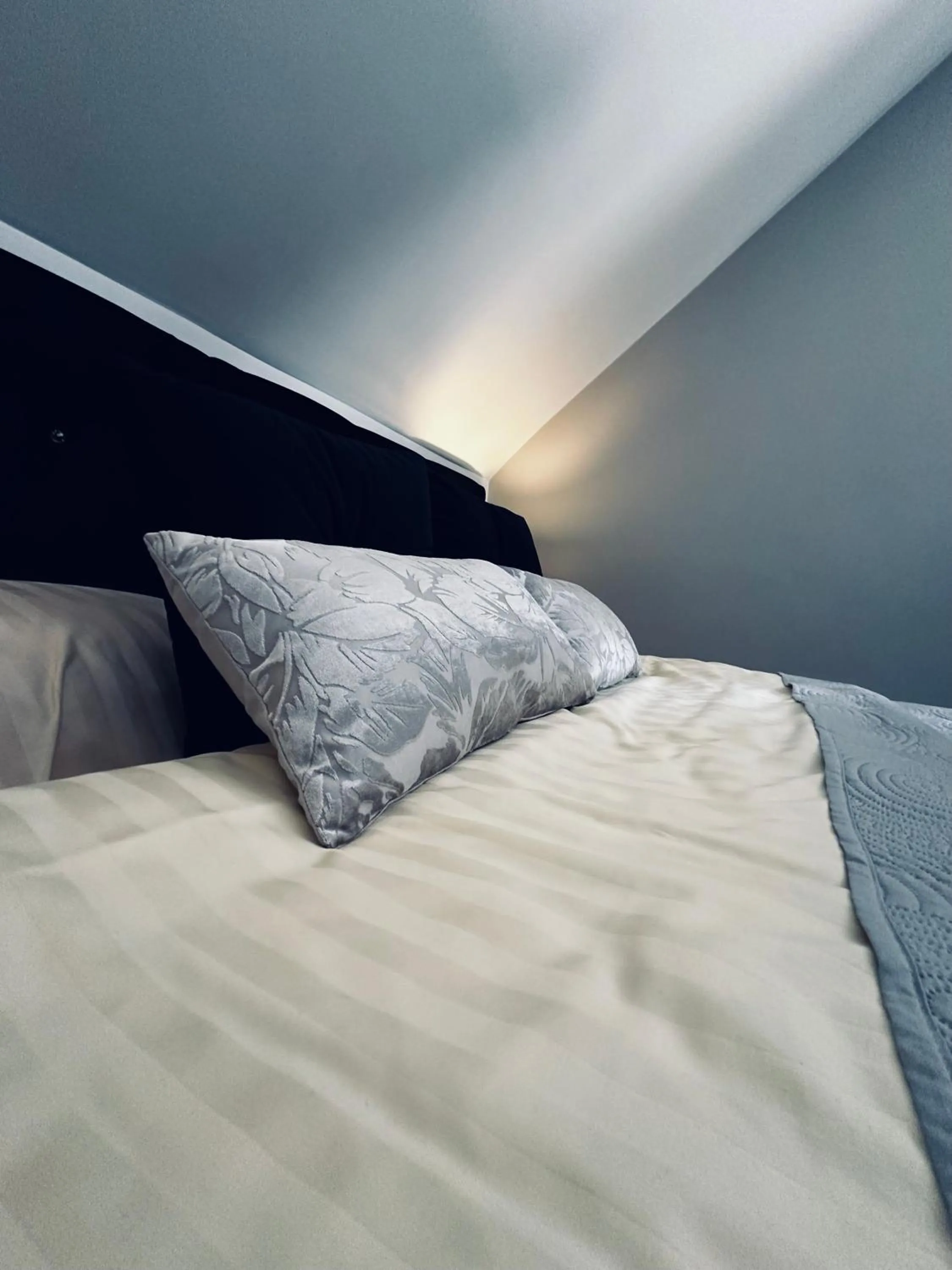 Photo of the whole room, Bed in Willa Amaretto