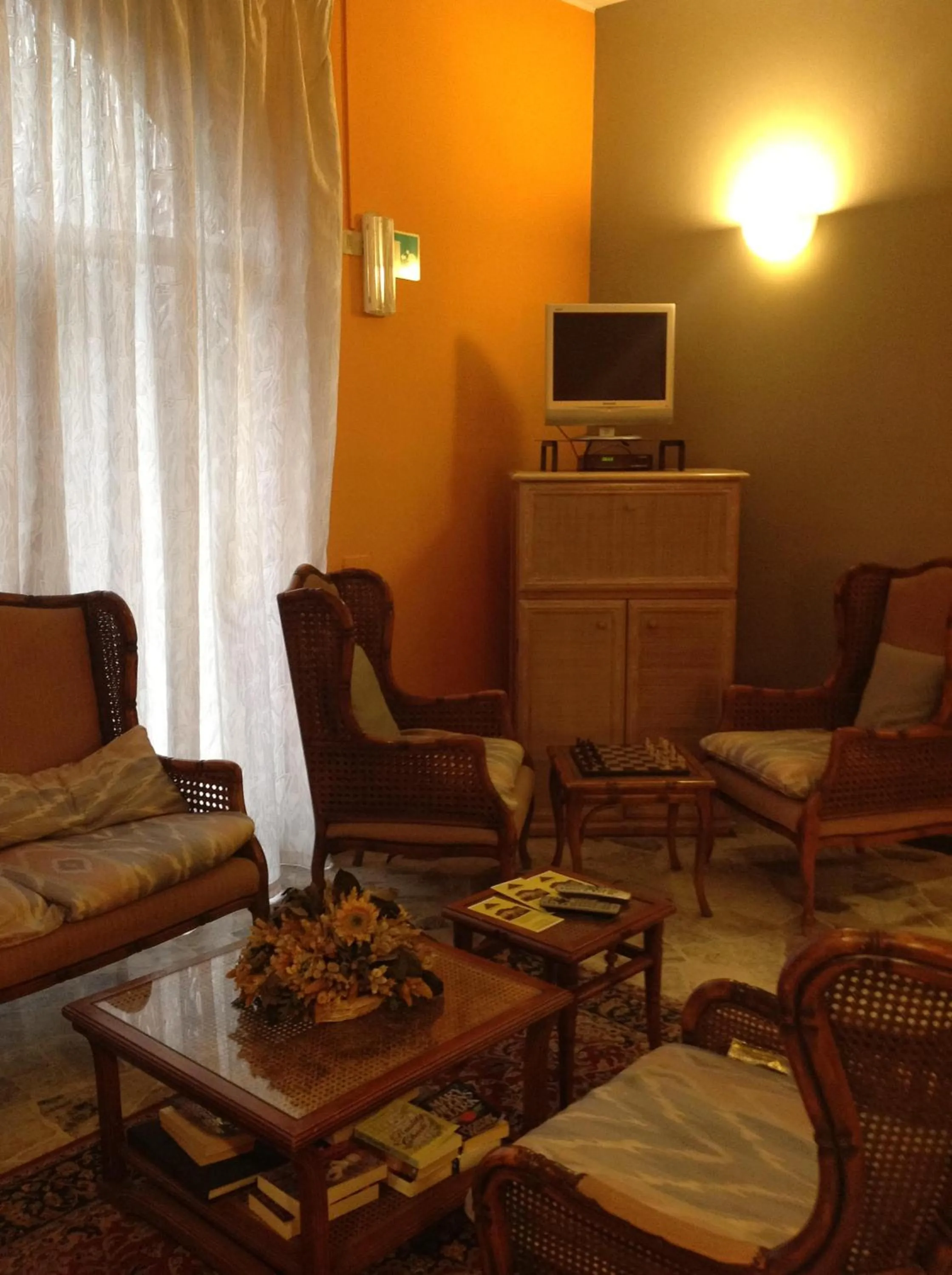 Communal lounge/ TV room in Aer Hotel Malpensa