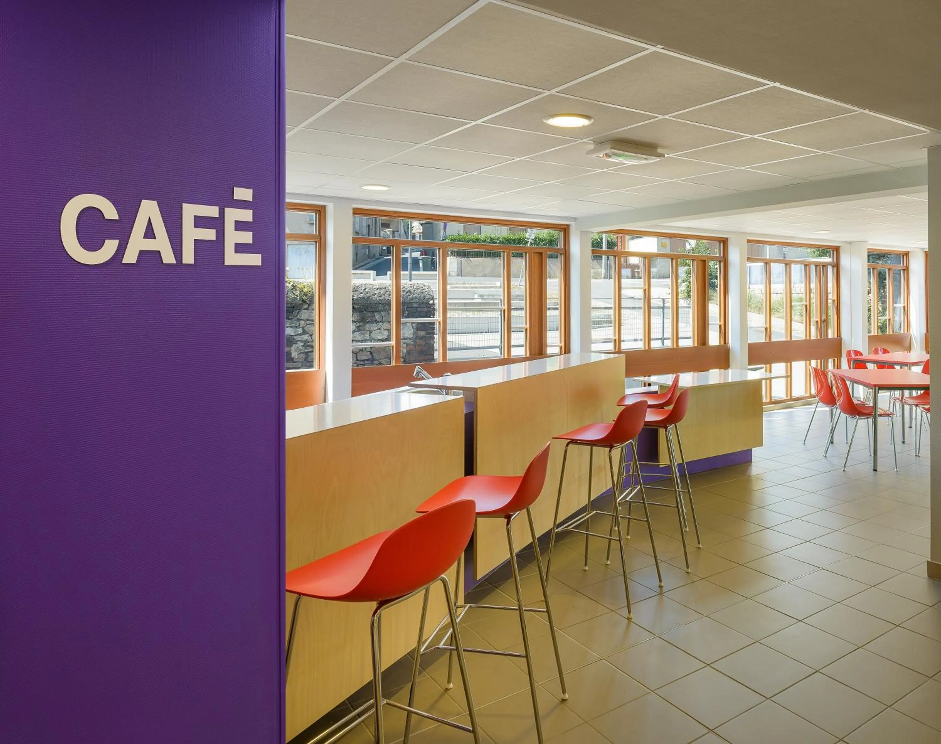 Restaurant/places to eat in Centre International de Séjour André Wogenscky