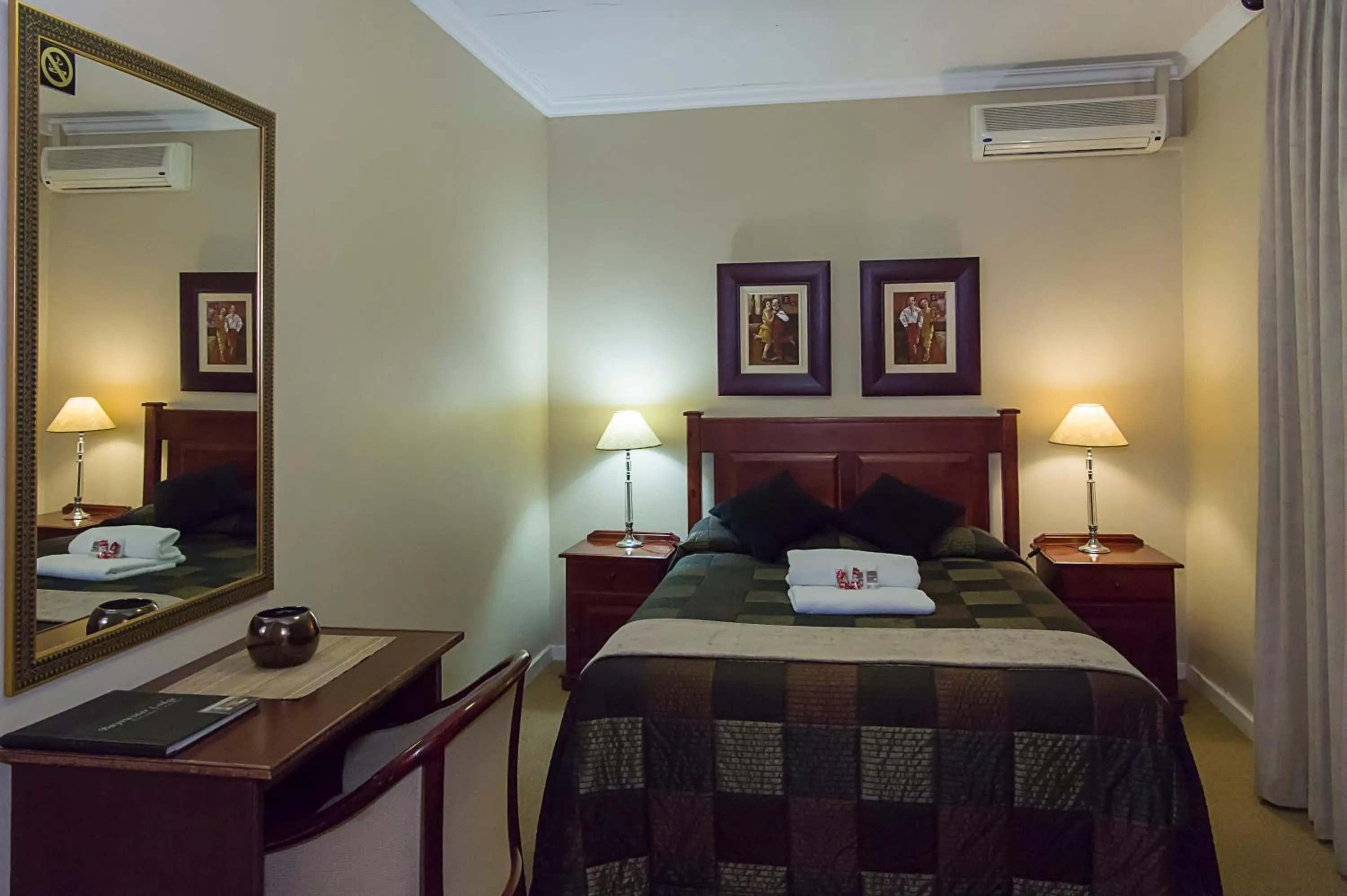 Photo of the whole room, Bed in Bayswater Lodge