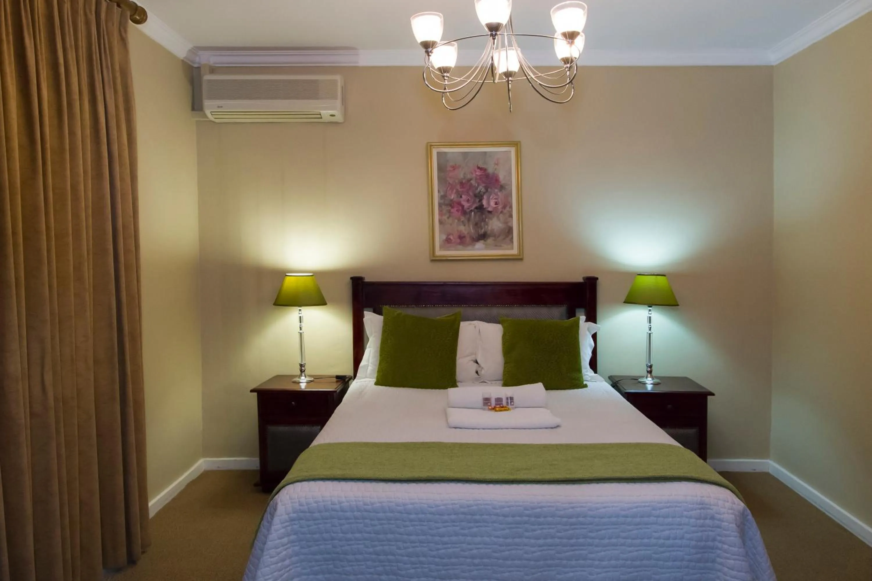 Photo of the whole room, Bed in Bayswater Lodge