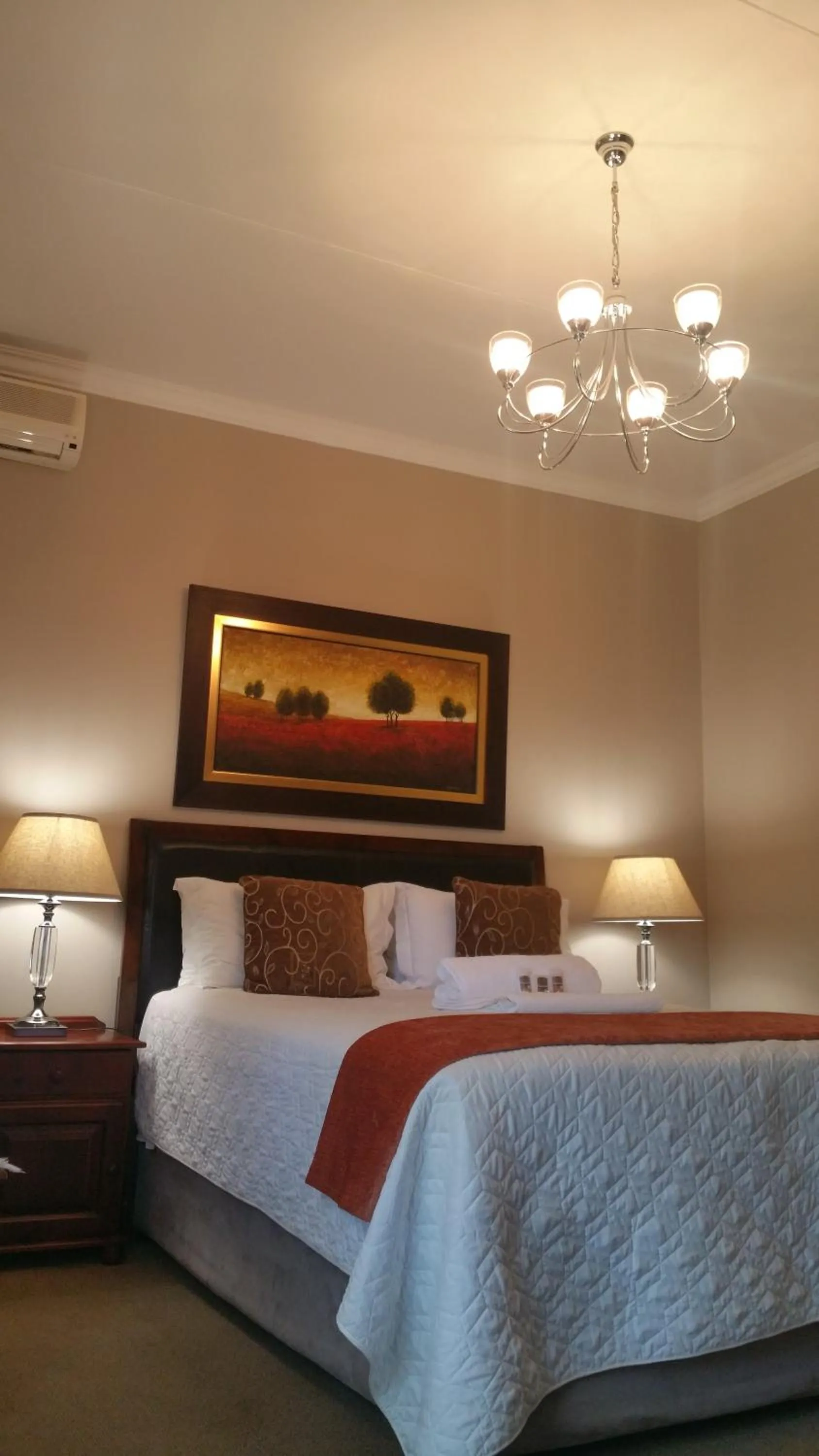 Photo of the whole room, Bed in Bayswater Lodge