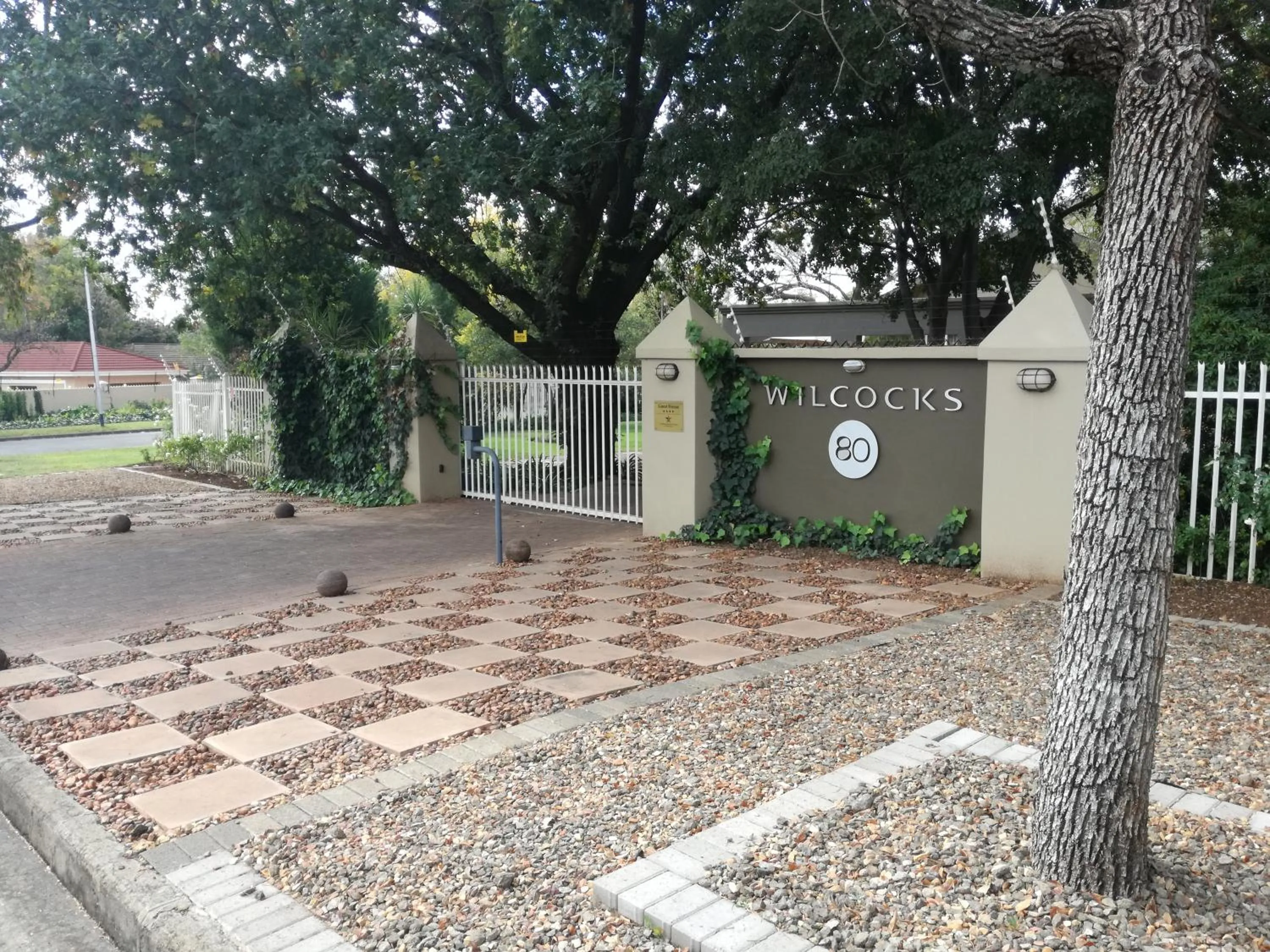 Facade/entrance in Bayswater Lodge
