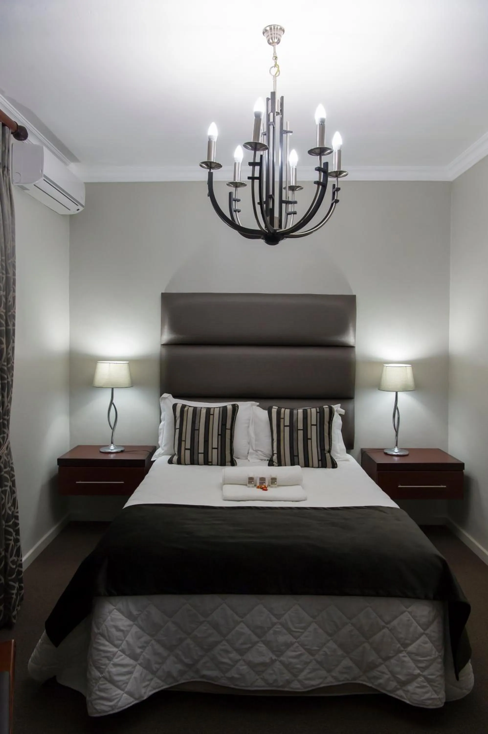 Photo of the whole room, Bed in Bayswater Lodge