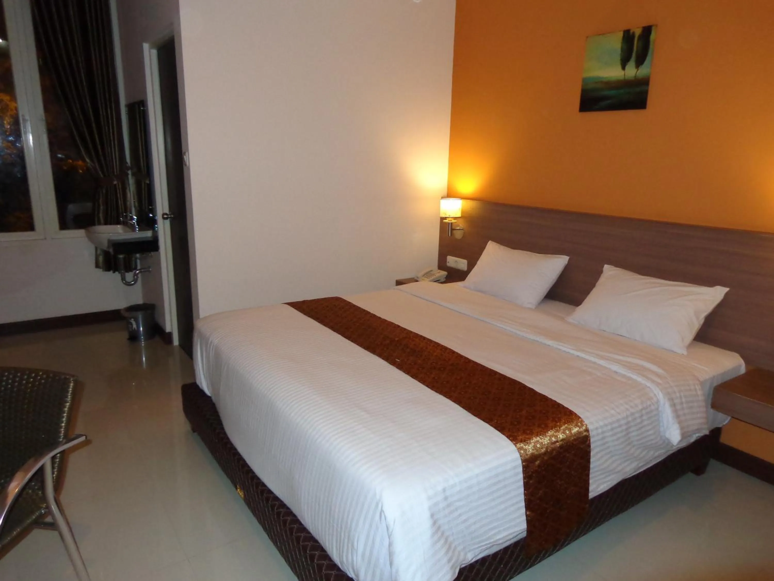 Photo of the whole room in Frank's Hotel