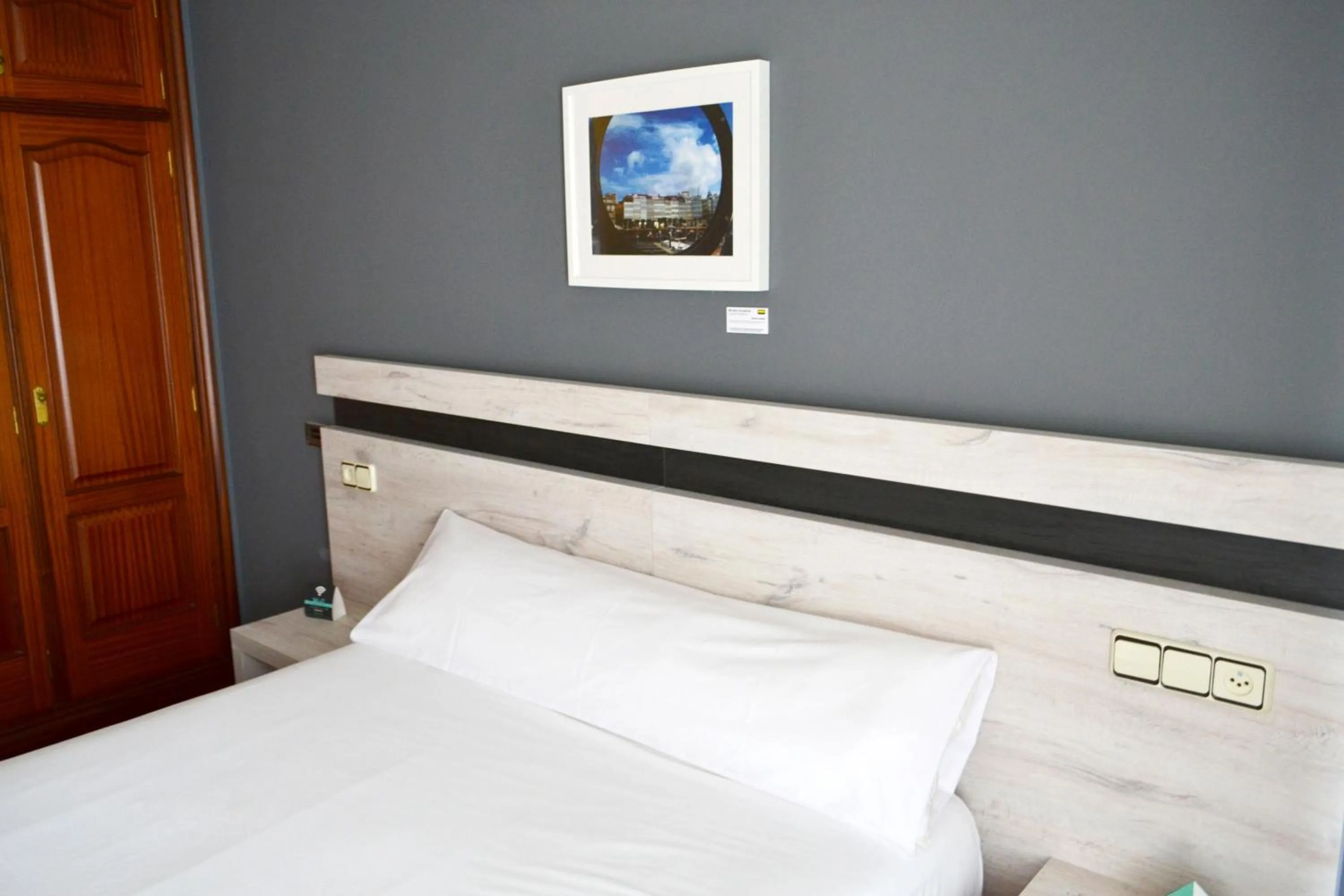 Photo of the whole room, Bed in Alda Puerta Coruña