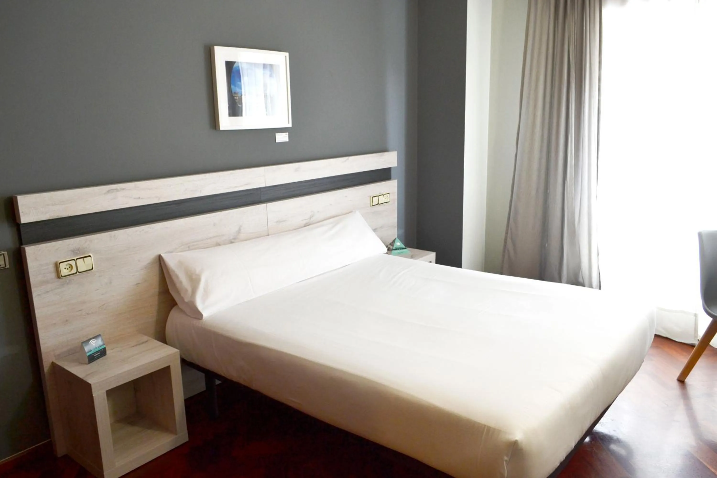 Photo of the whole room, Bed in Alda Puerta Coruña