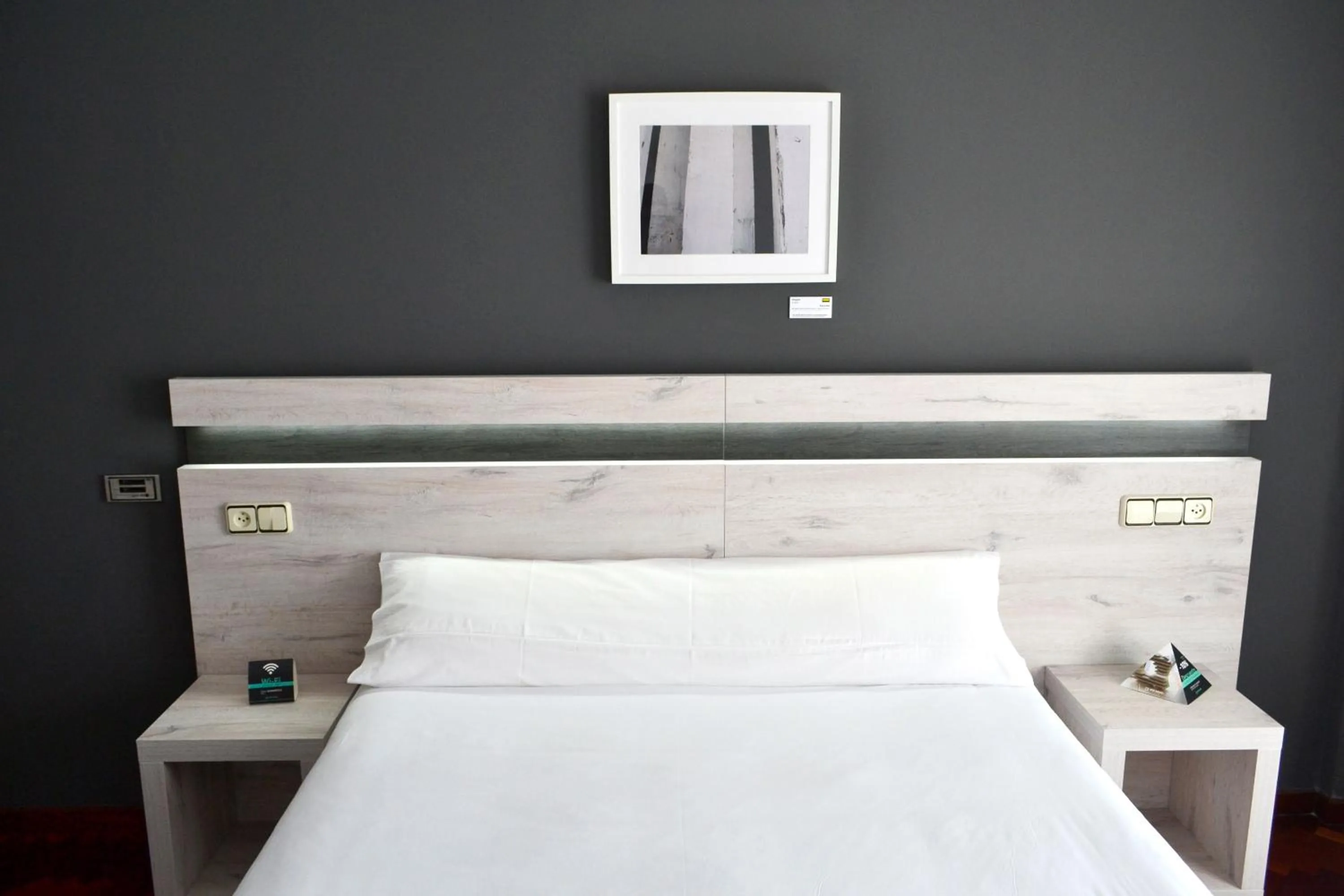 Photo of the whole room, Bed in Alda Puerta Coruña