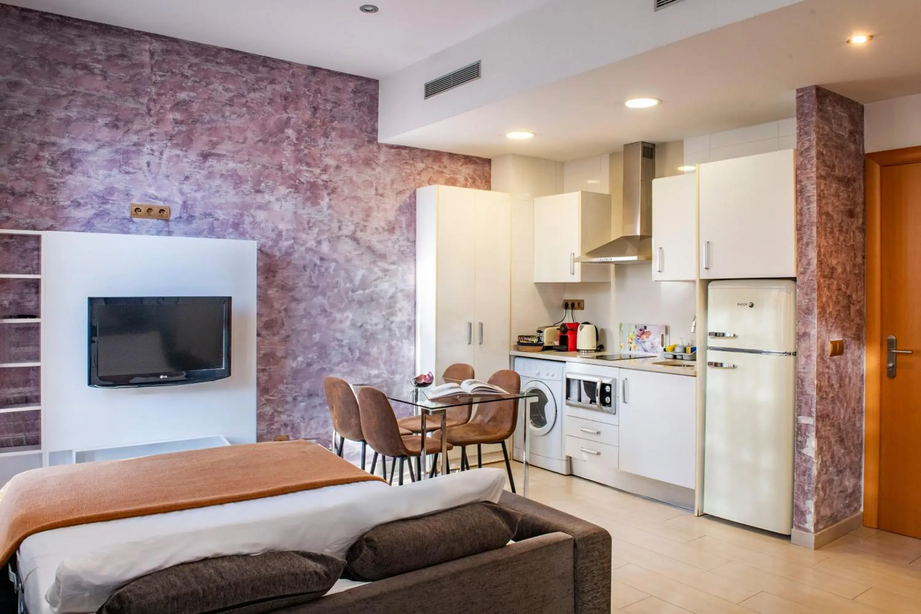 Studio with Balcony (1-3 Adults) in Aparthotel Rambla108 Studio with Balcony (1-3 Adults) in Aparthotel Rambla108