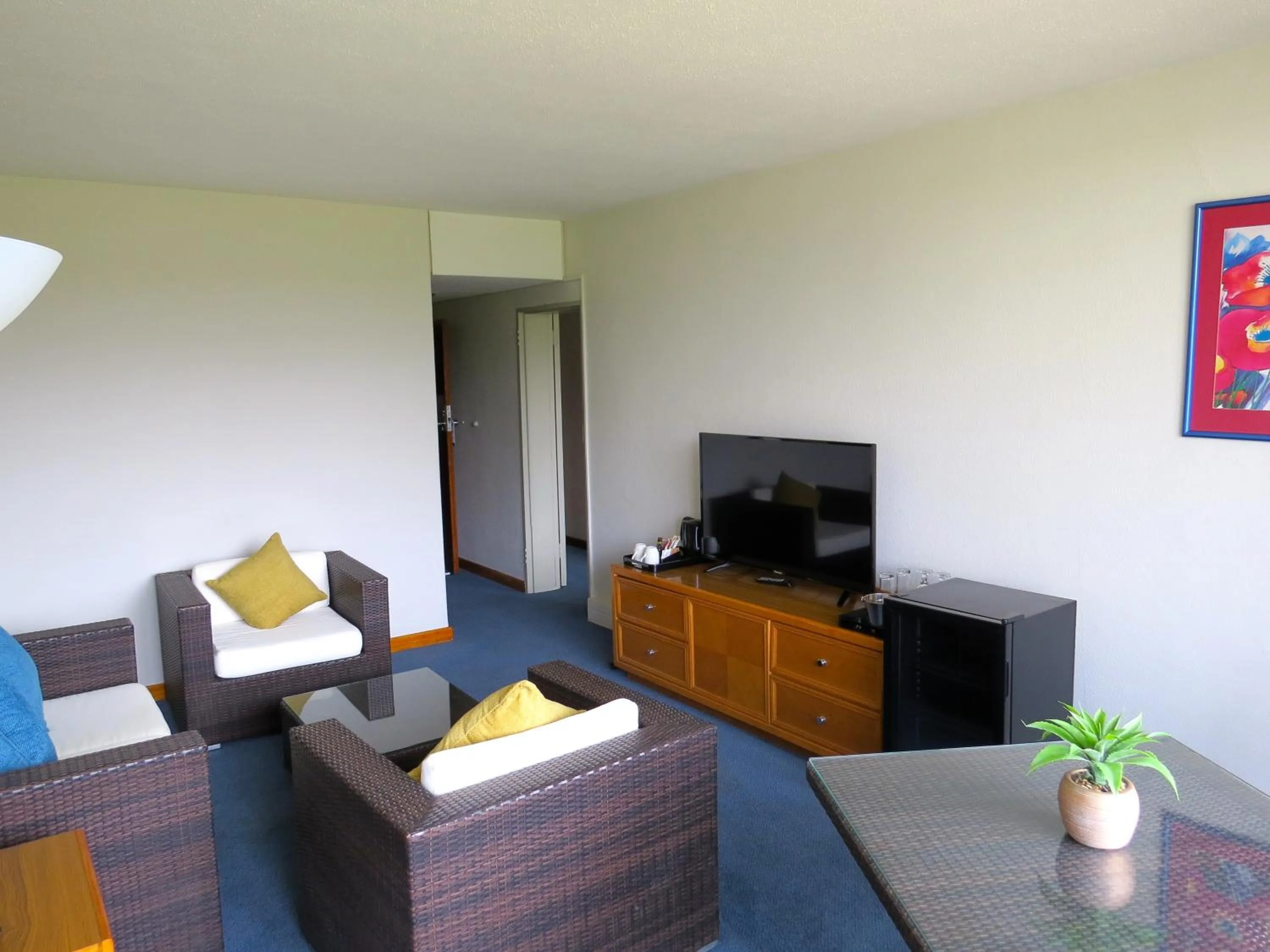 Communal lounge/ TV room in African Sky Harrismith Inn