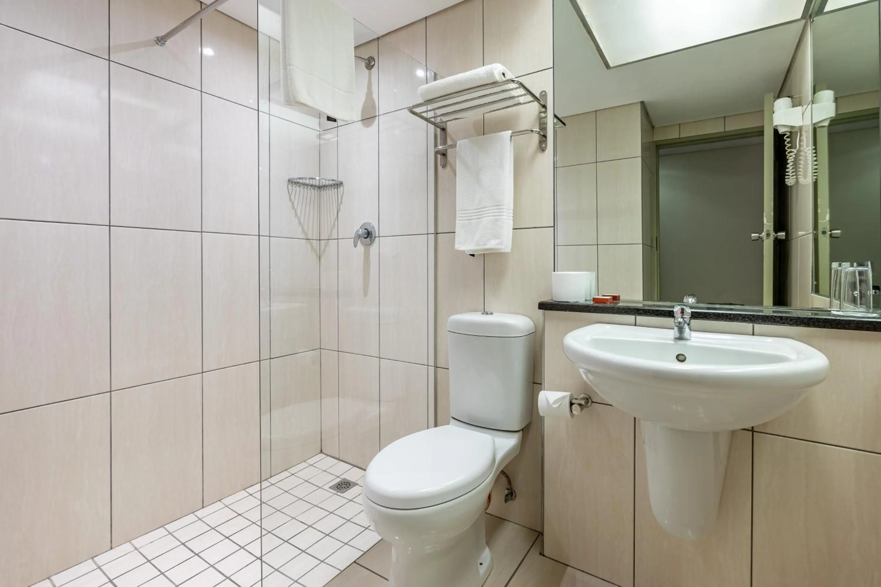 Bathroom in African Sky Harrismith Inn