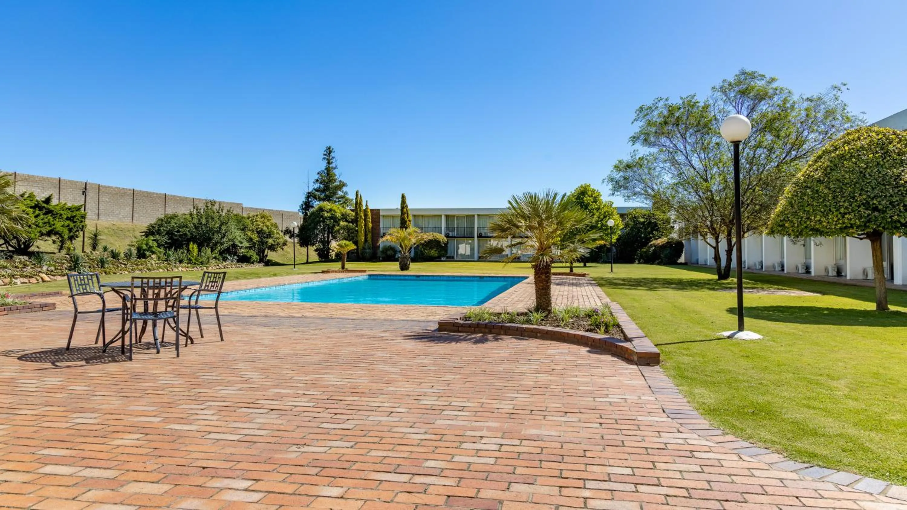 Swimming pool in African Sky Harrismith Inn