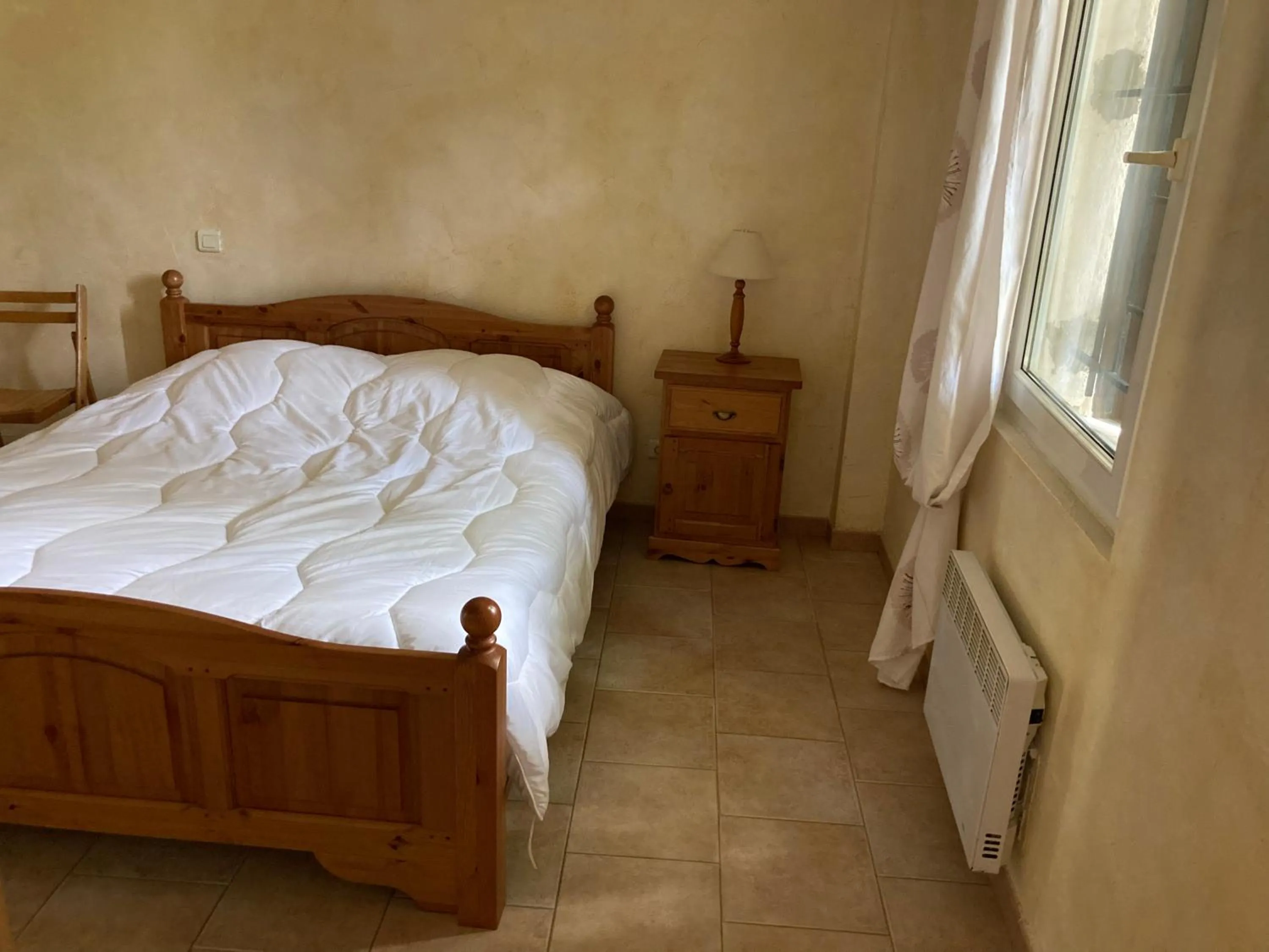 Photo of the whole room, Bed in Auberge Les Olivades