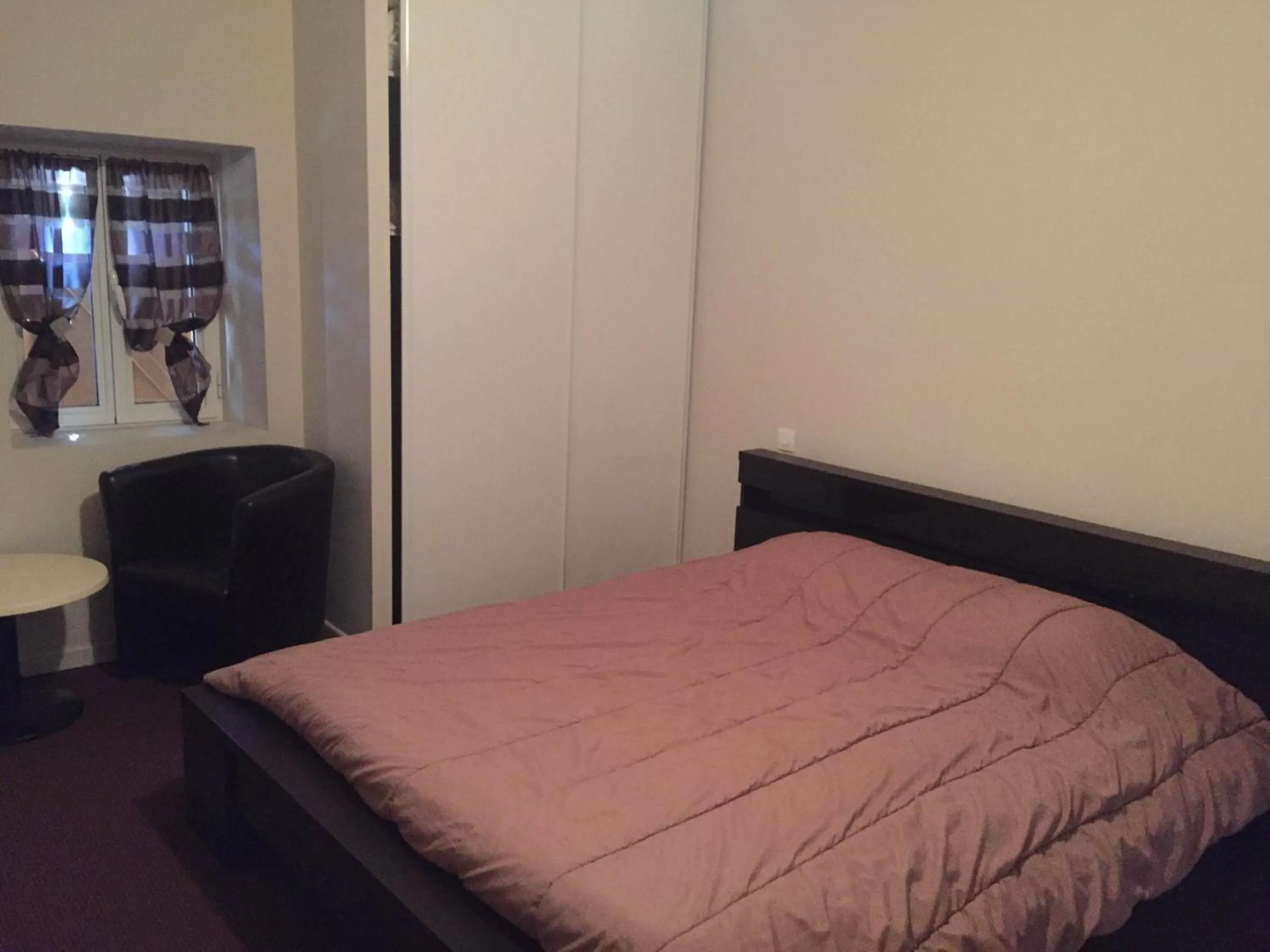 Photo of the whole room, Bed in Auberge Les Olivades