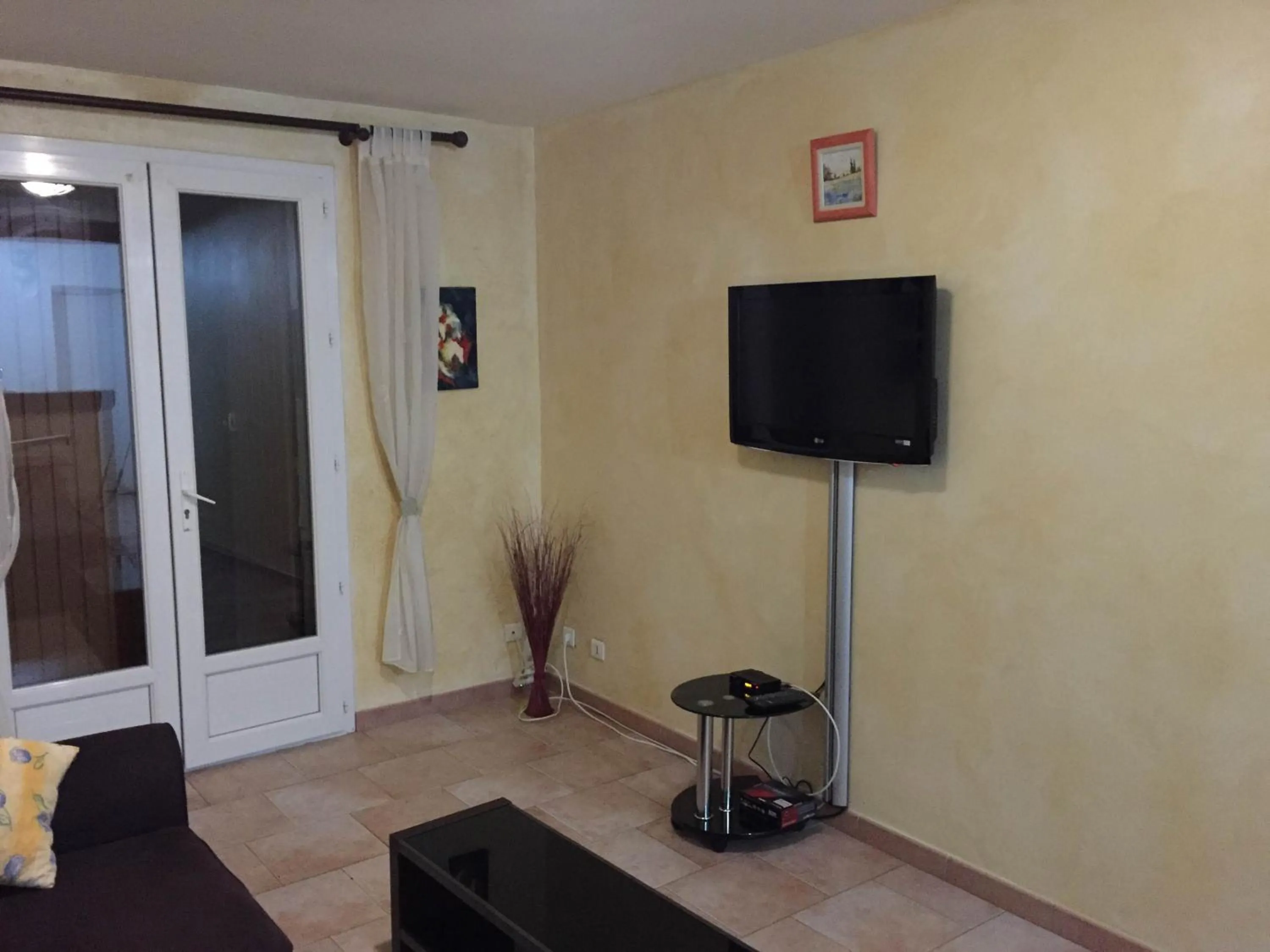 TV and multimedia in Auberge Les Olivades