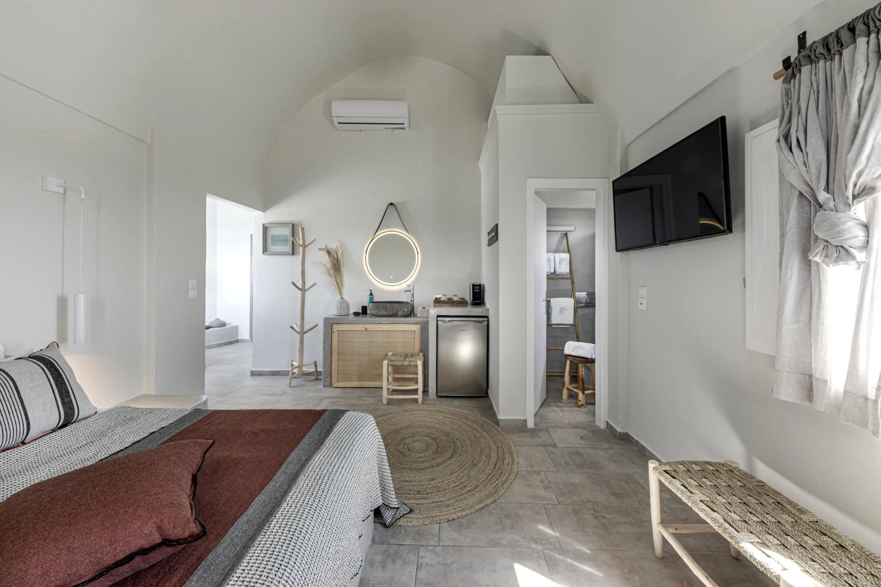 Photo of the whole room in Grand View - Megalochori Santorini