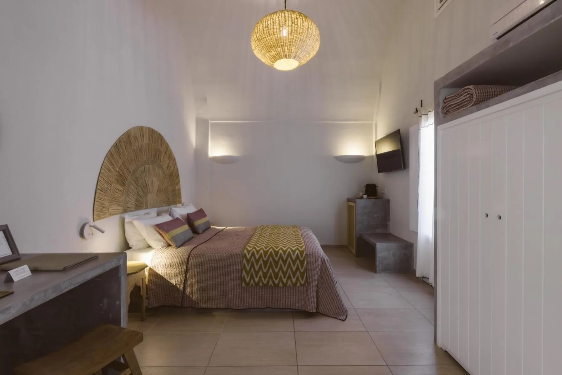 Bed in Grand View - Megalochori Santorini