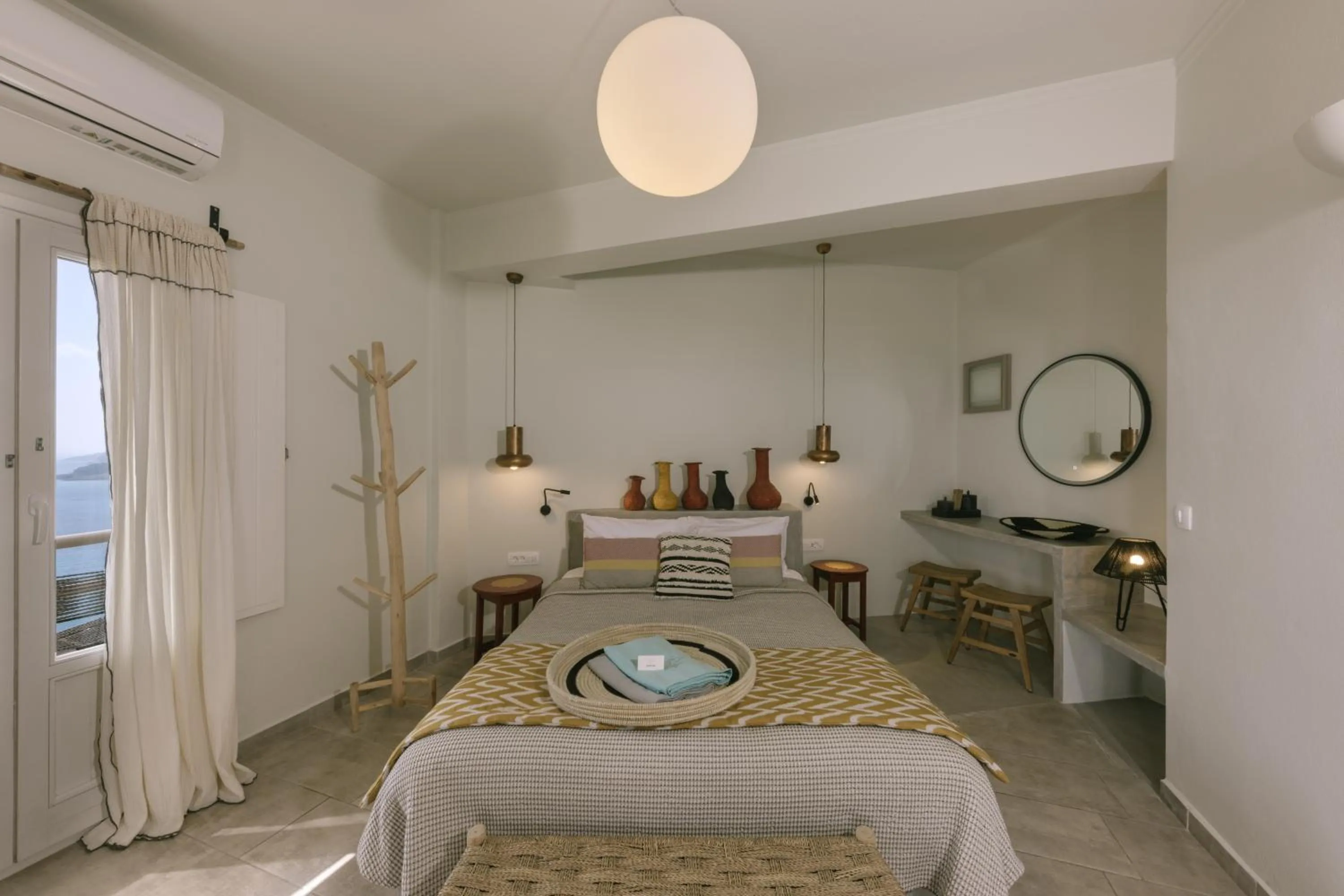 Photo of the whole room, Bed in Grand View - Megalochori Santorini