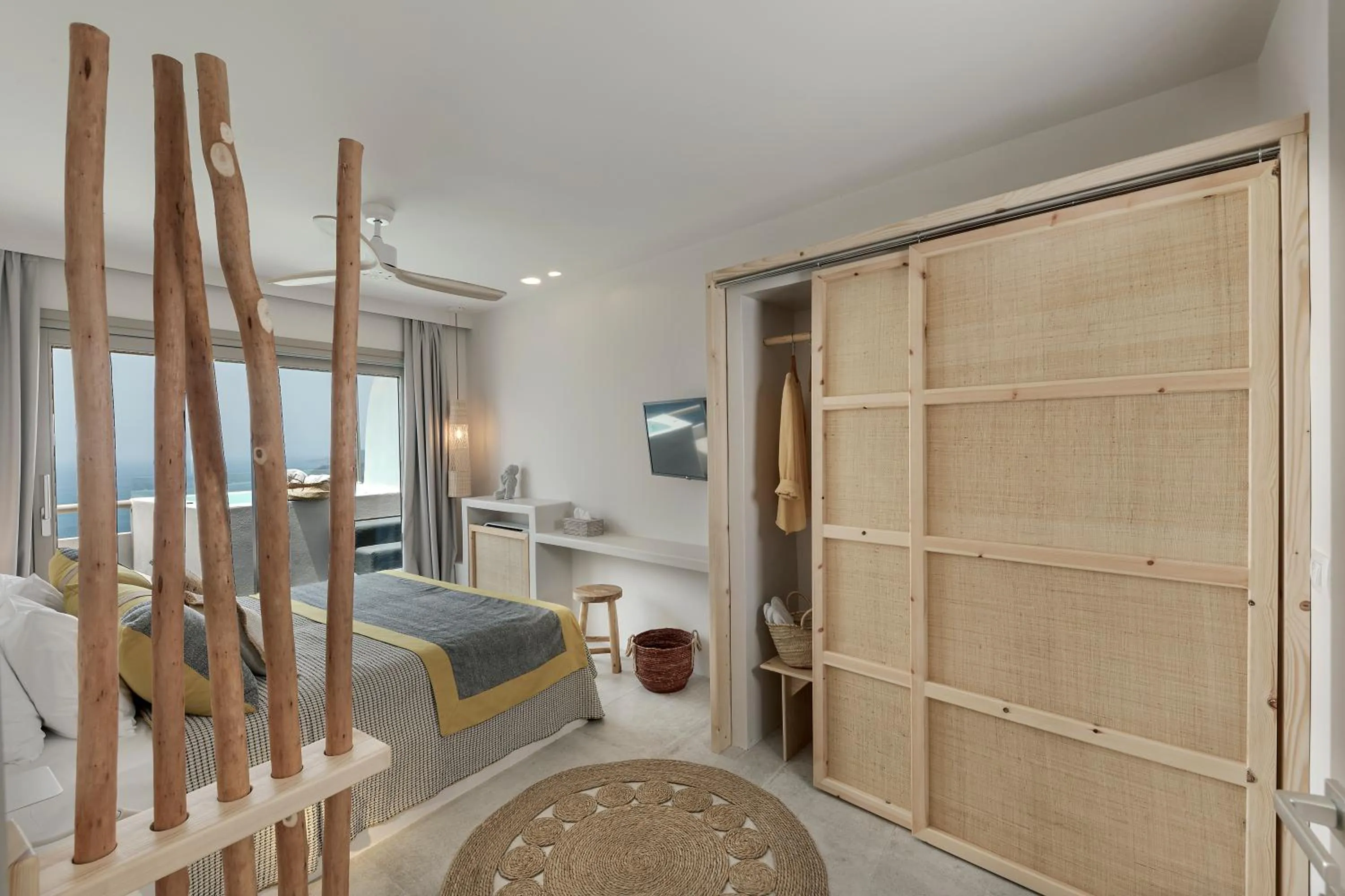 wardrobe, Bed in Grand View - Megalochori Santorini