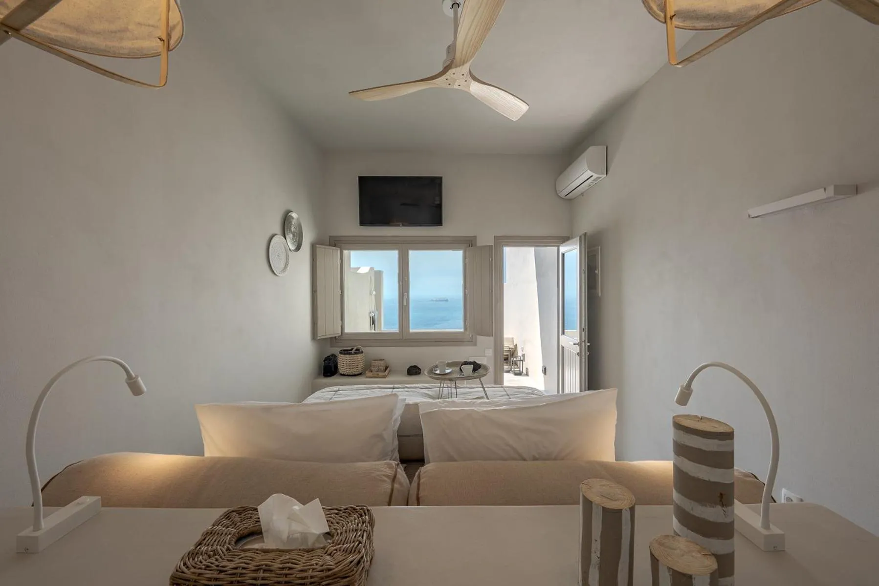 Photo of the whole room, Bed in Grand View - Megalochori Santorini